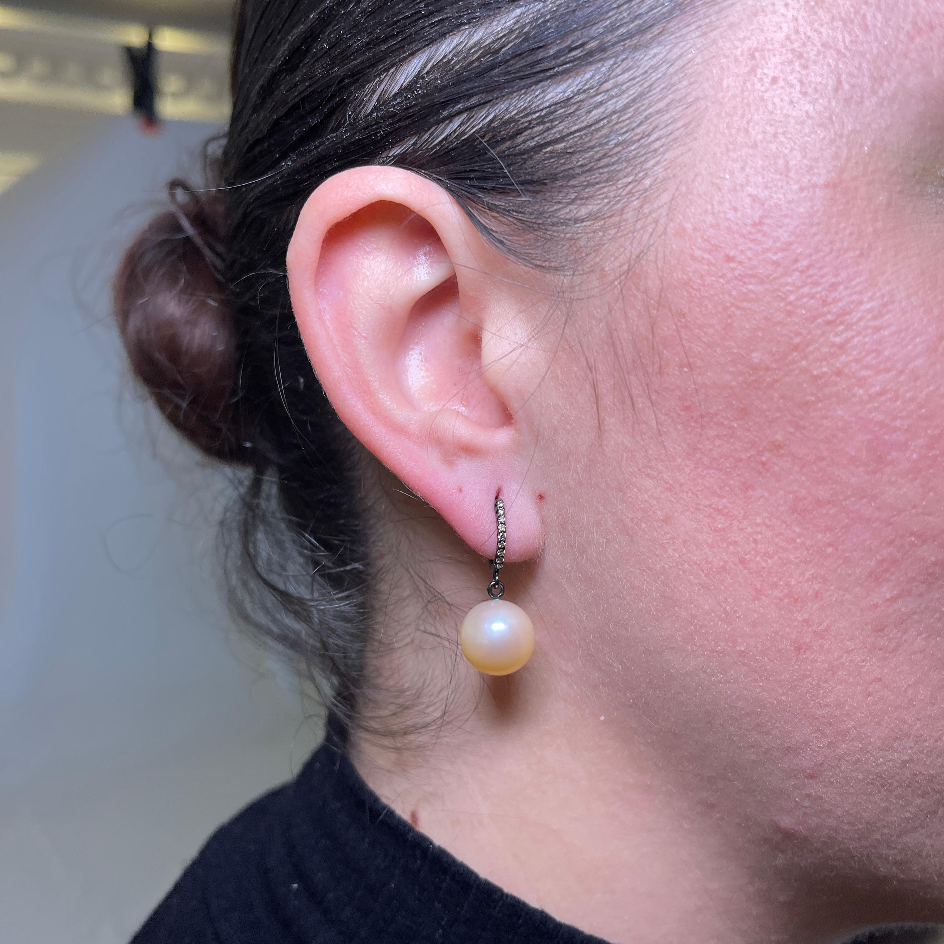 Taglio brillante Orecchini pendenti in oro bianco 18 carati con perle e diamanti in vendita