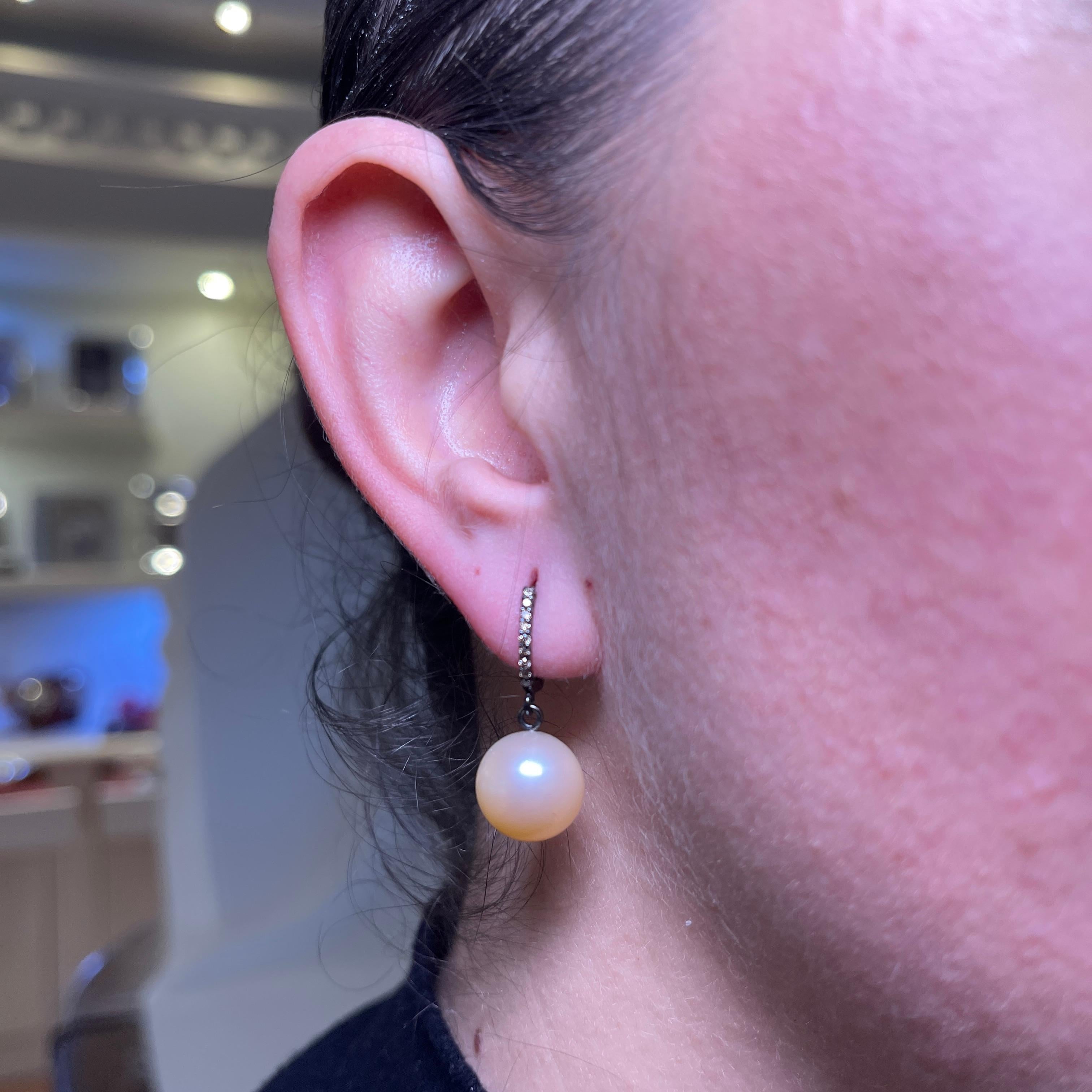 da uomo o donna Orecchini pendenti in oro bianco 18 carati con perle e diamanti in vendita