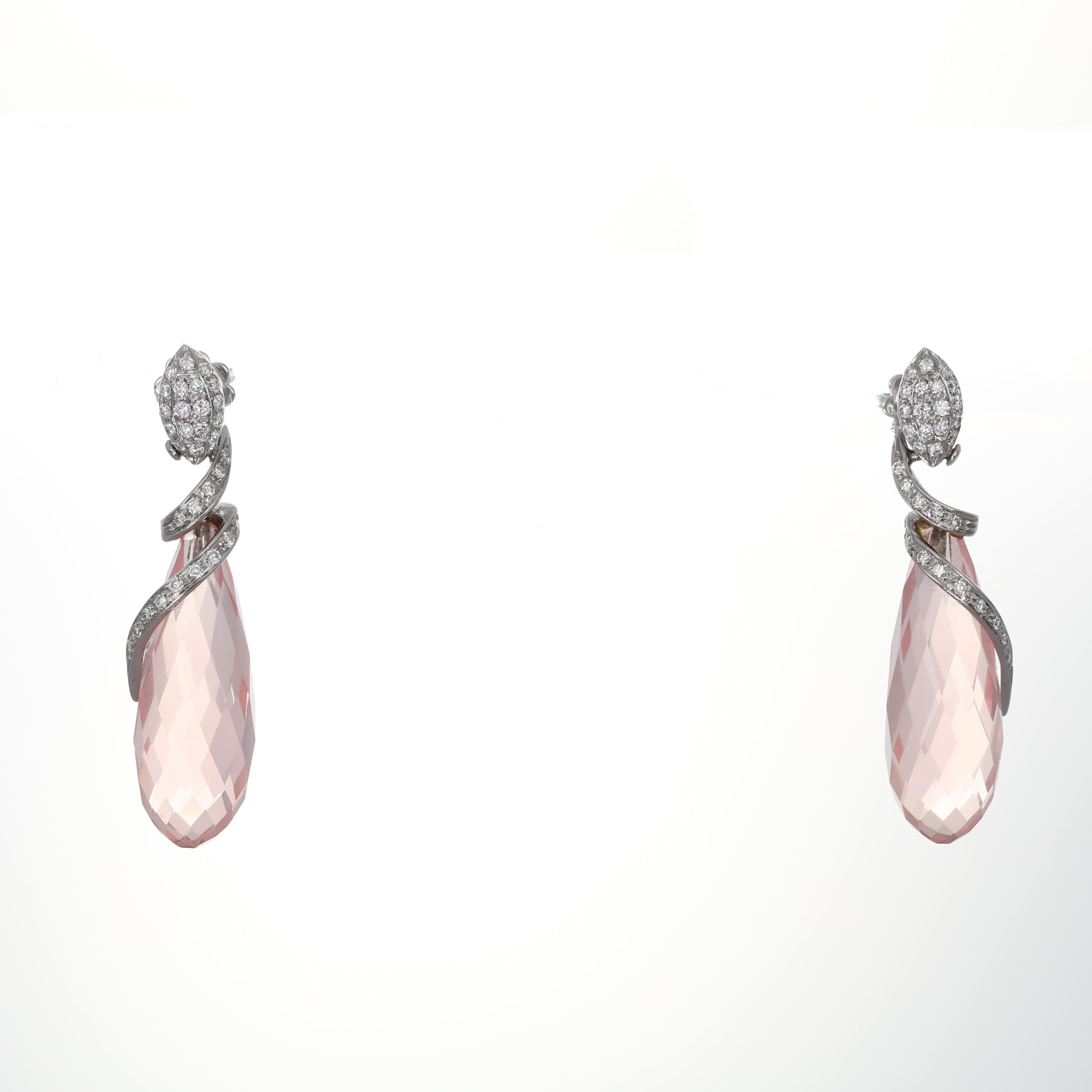Dal design raffinato e grazioso, questi orecchini a goccia in oro bianco 18 carati presentano gemme di tormalina rosa a forma di goccia allungata, sfaccettate per esaltarne la naturale brillantezza. Una delicata spirale di oro bianco, con pavé di