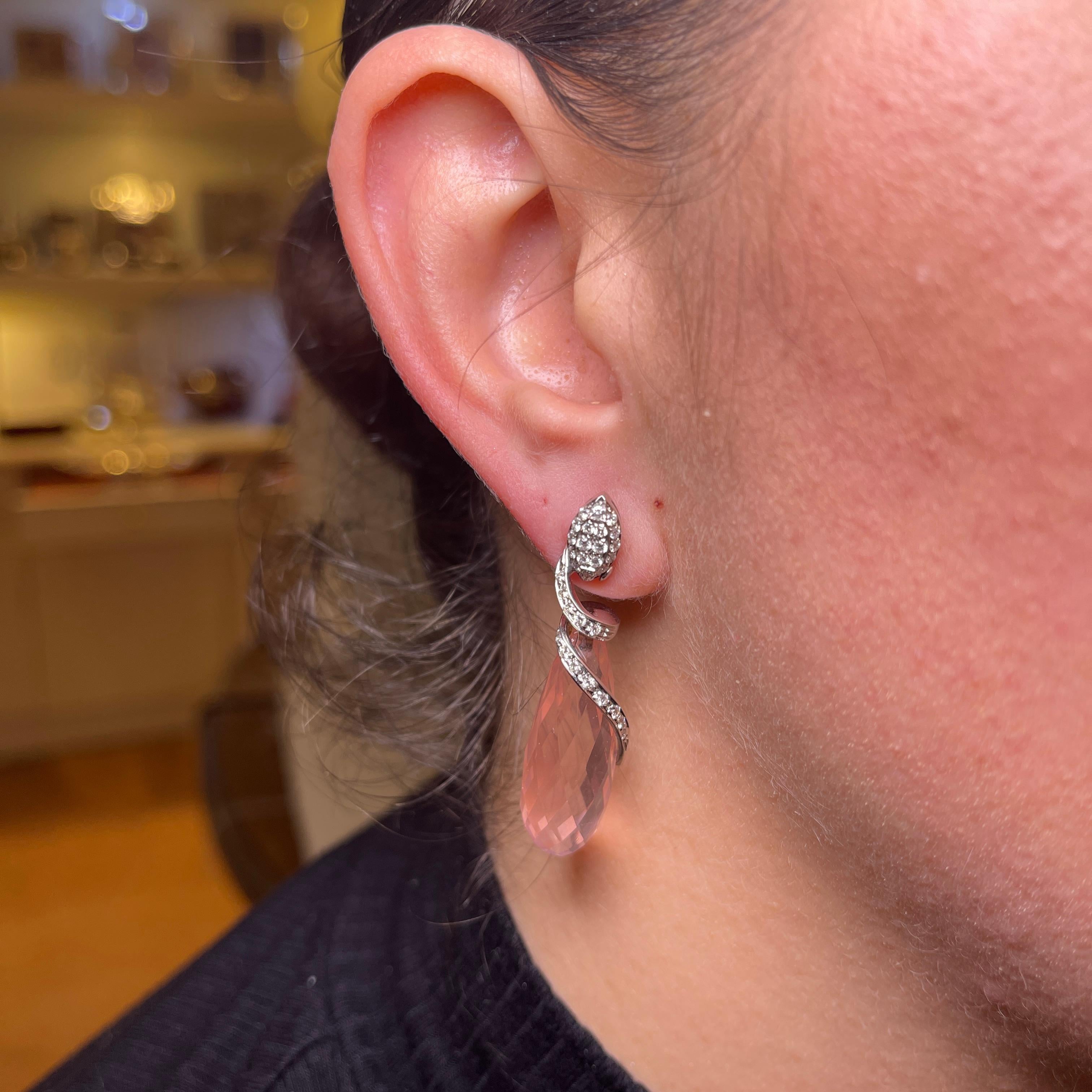 Orecchini pendenti in oro bianco 18K con tormalina rosa e spirale di diamanti in vendita 1