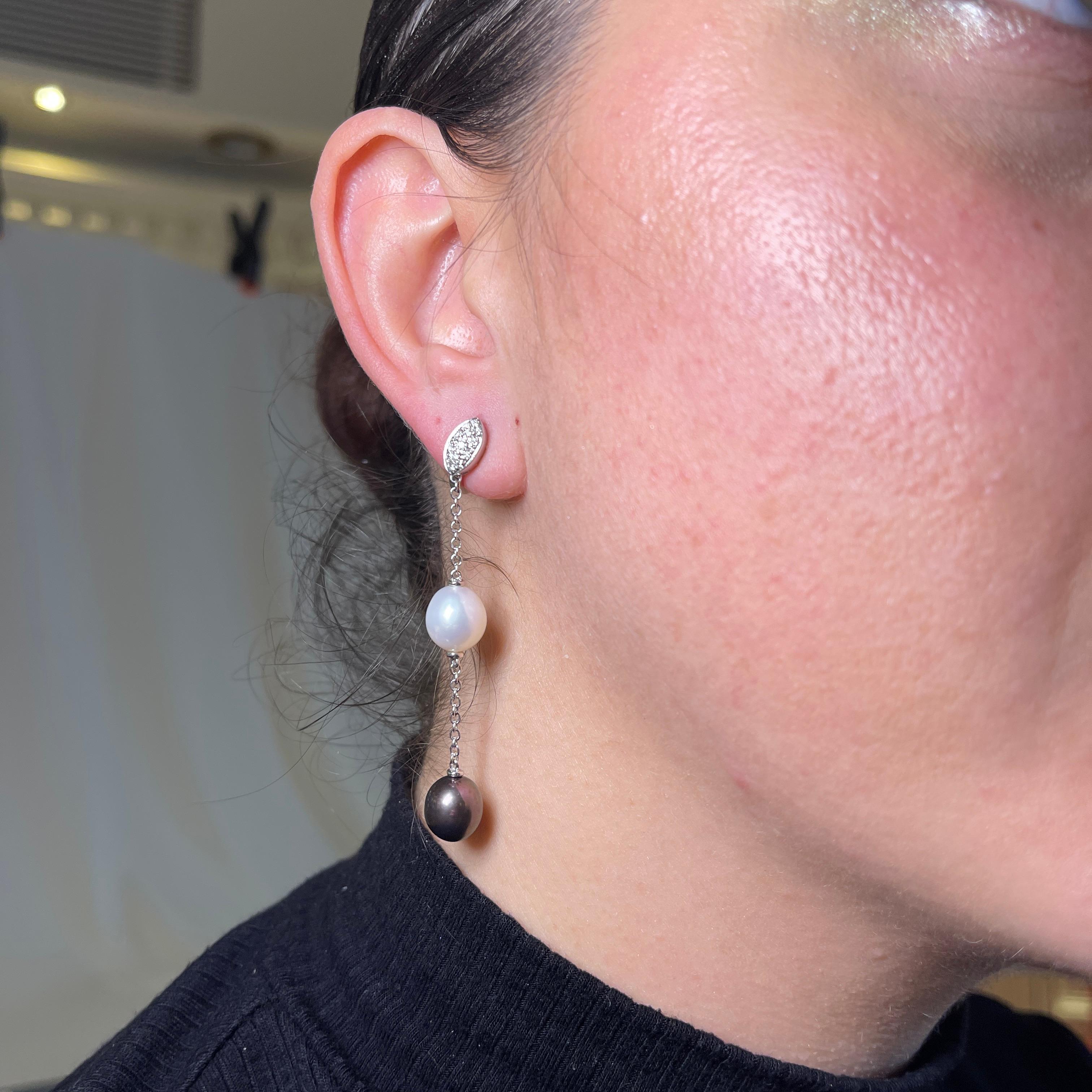 18K White Gold Drop Earrings with White and Black Pearls and Diamonds In New Condition For Sale In Bergamo, BG