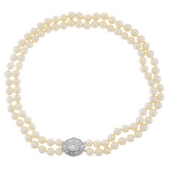 Collier en or blanc 18k à deux rangs de perles de 8-8.5mm avec fermoir en diamant GIA 3.68ctw
