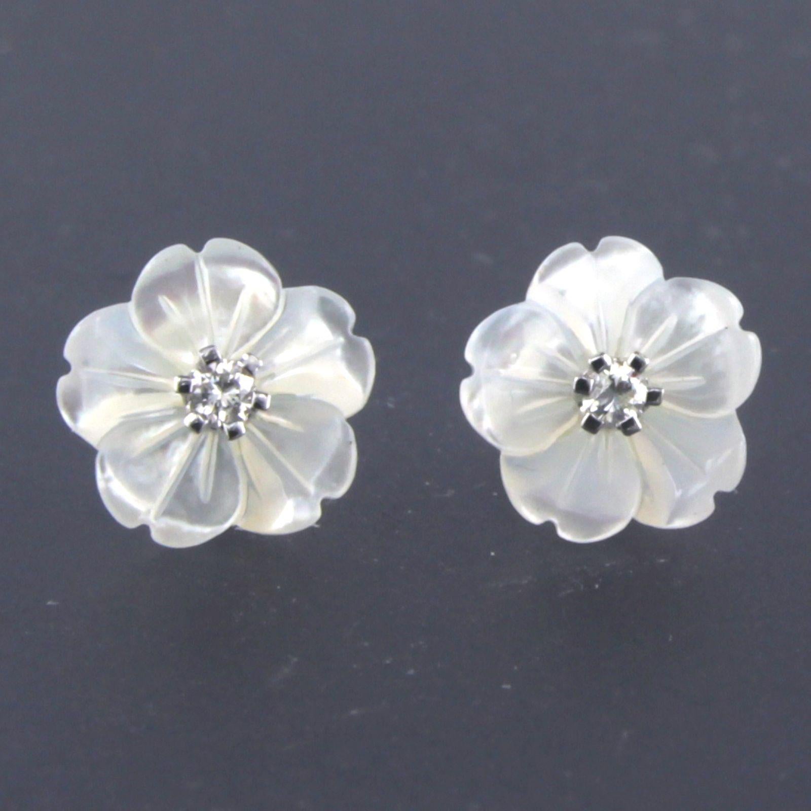 18k white gold ear studs with flower shaped white agate and brilliant cut diamond 0.08ct - G/H - VS/SI

detailed description:

the size of the ear stud has a diameter of 1.0 cm

Total weight 1.4 grams

set with

- 2 x 1.0 cm flower shape cut
