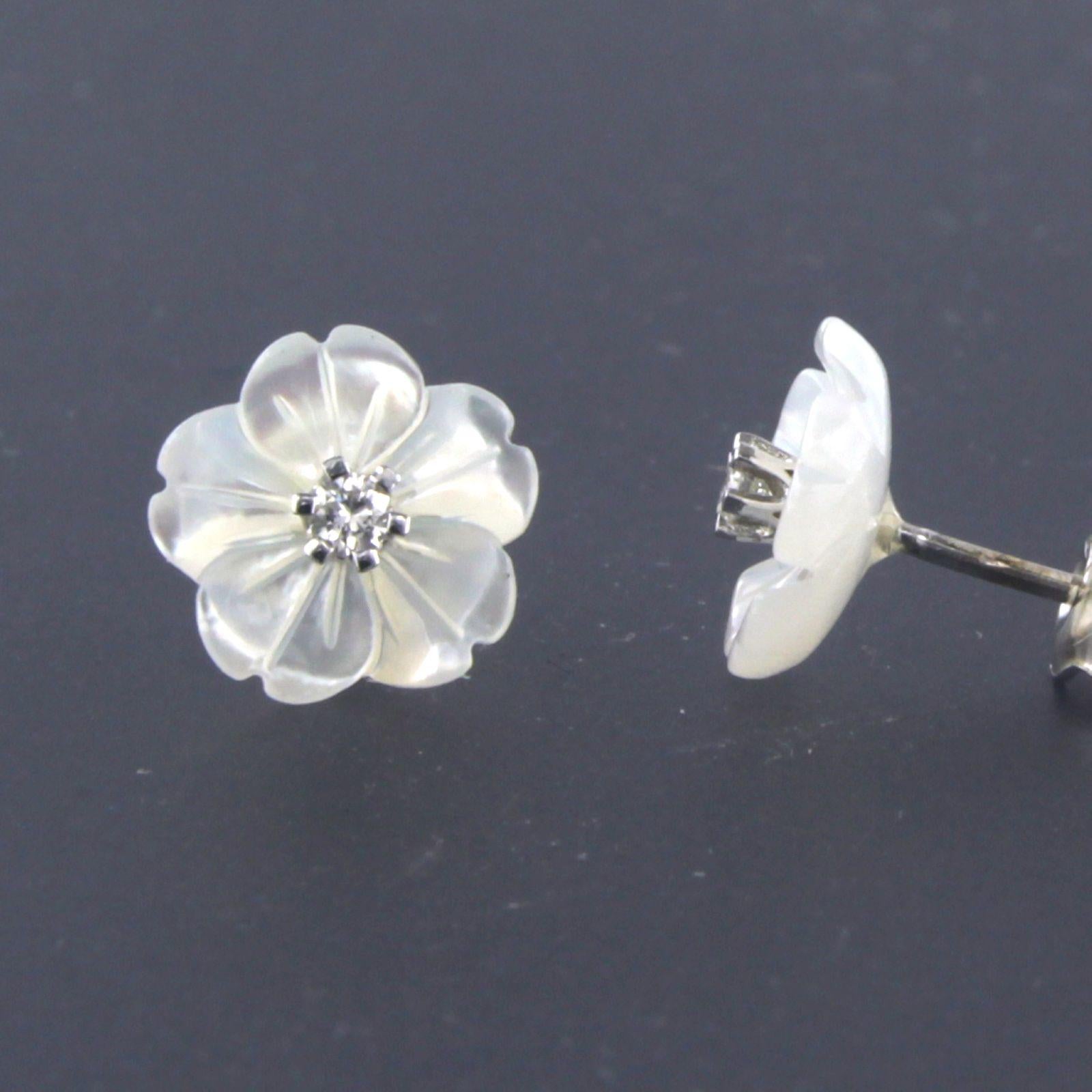 Modern 18k white gold ear studs with flower shaped white agate and diamond For Sale