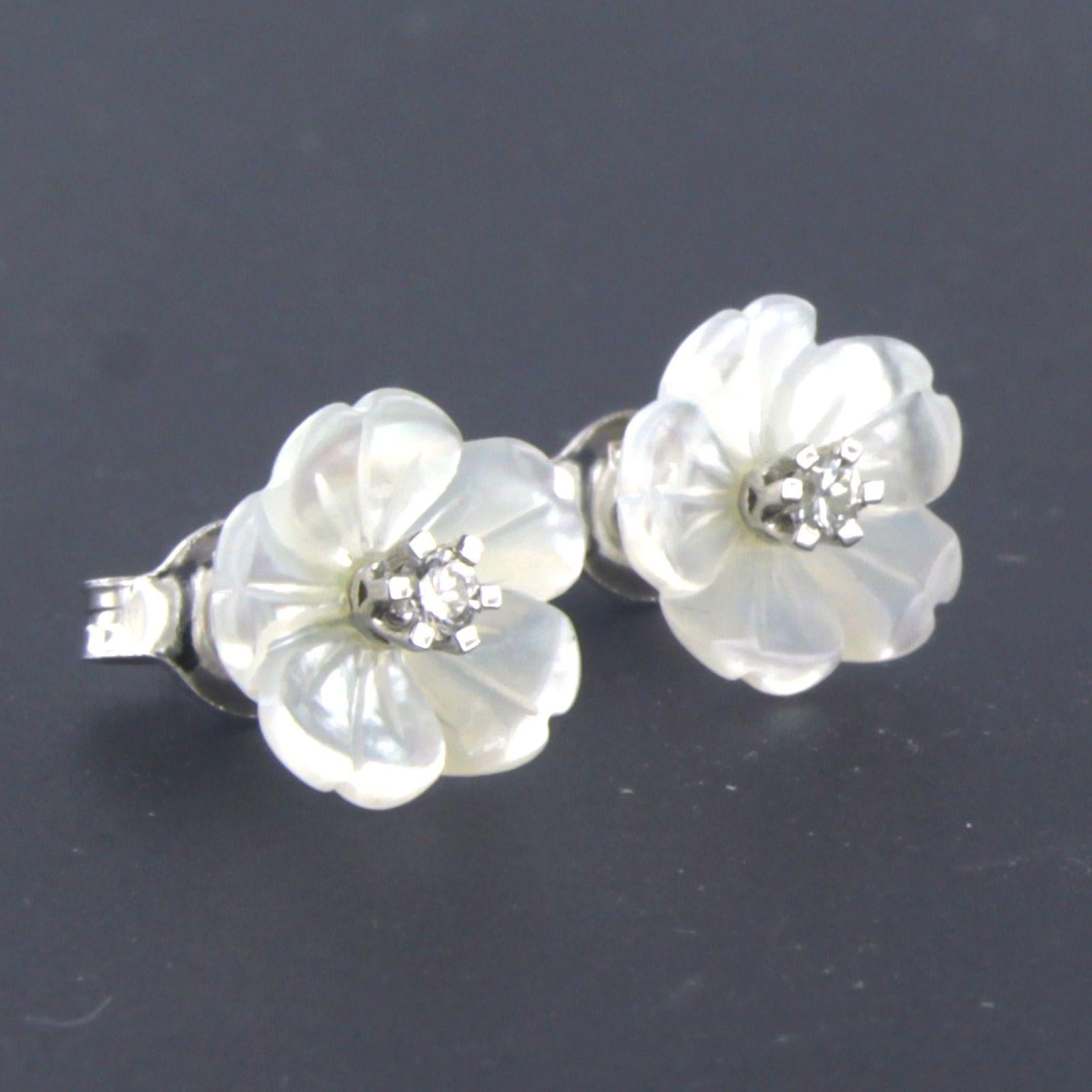 18k white gold ear studs with flower shaped white agate and diamond In New Condition For Sale In The Hague, ZH