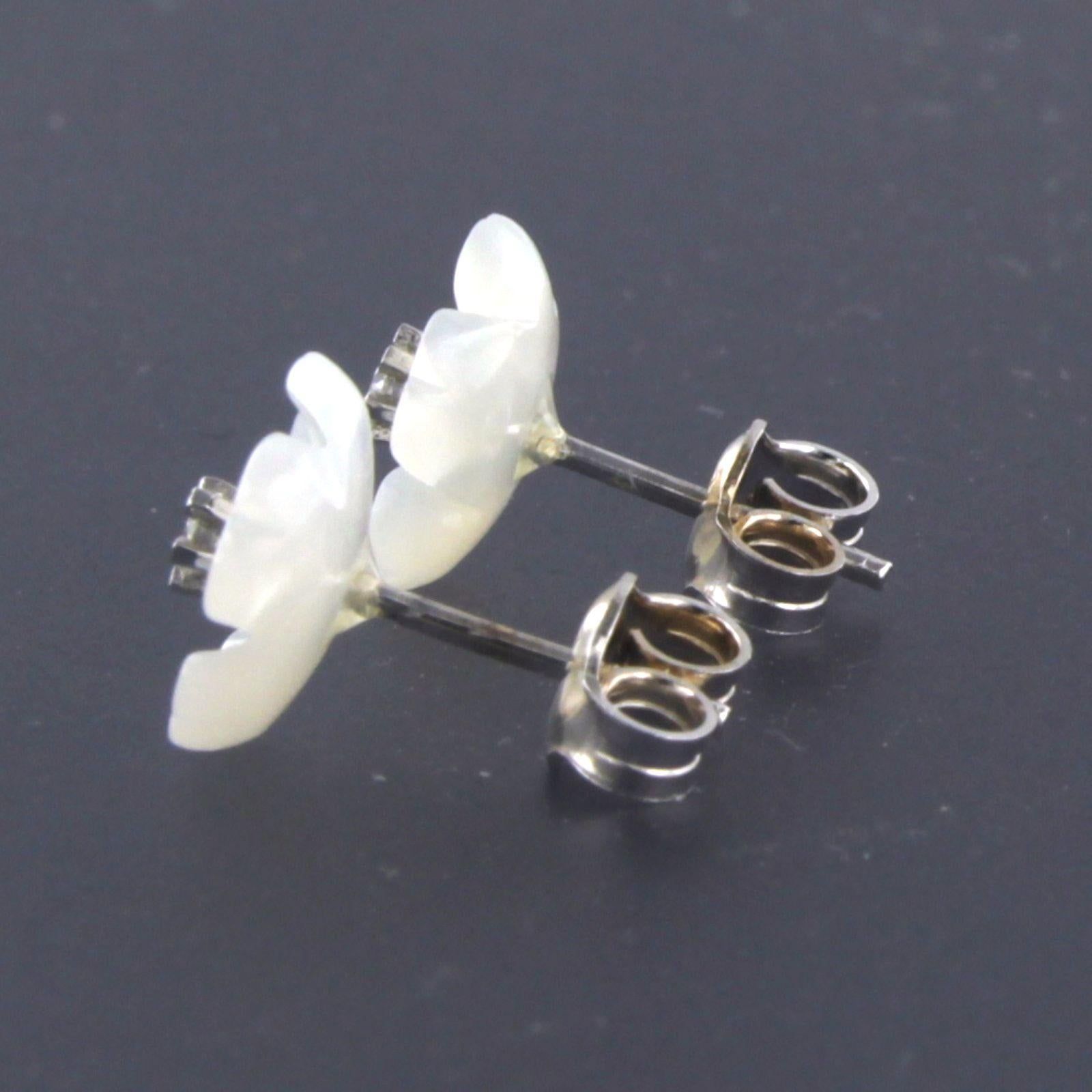 18k white gold ear studs with flower shaped white agate and diamond For Sale 1