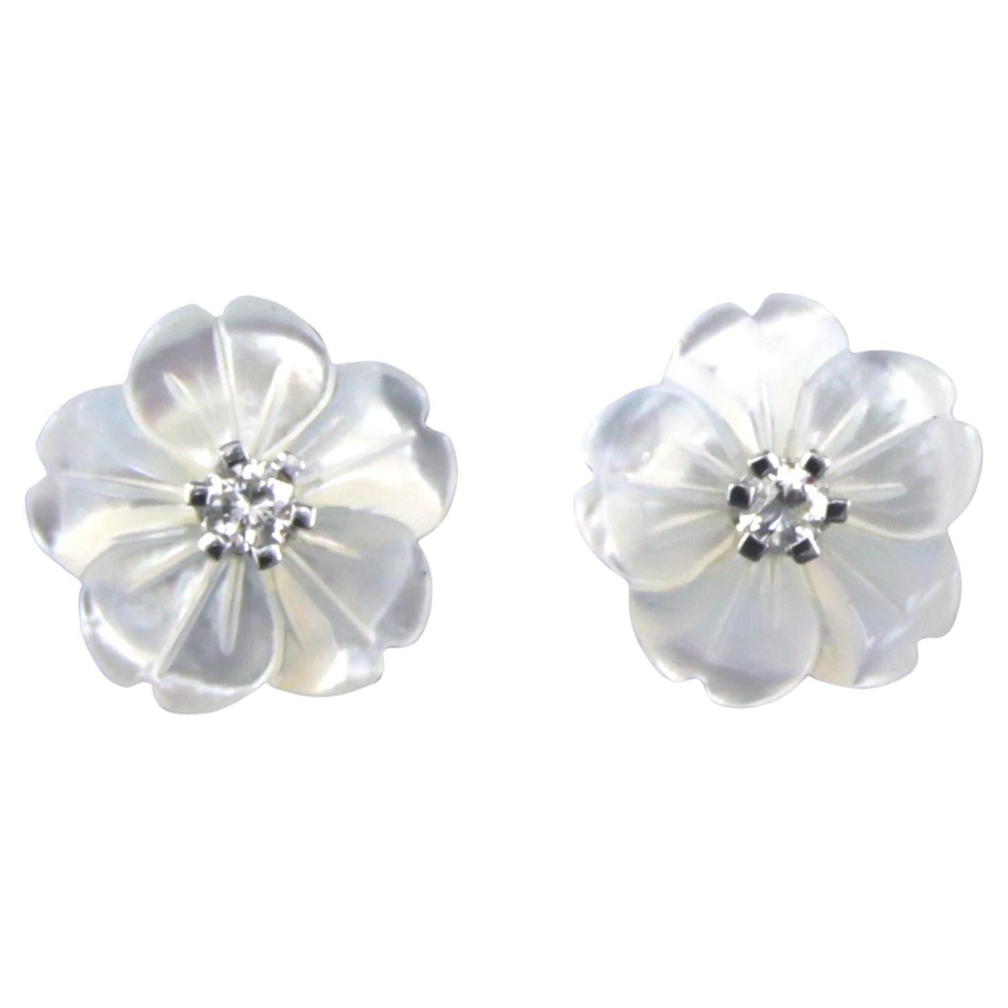 18k white gold ear studs with flower shaped white agate and diamond For Sale