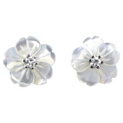 18k white gold ear studs with flower shaped white agate and diamond