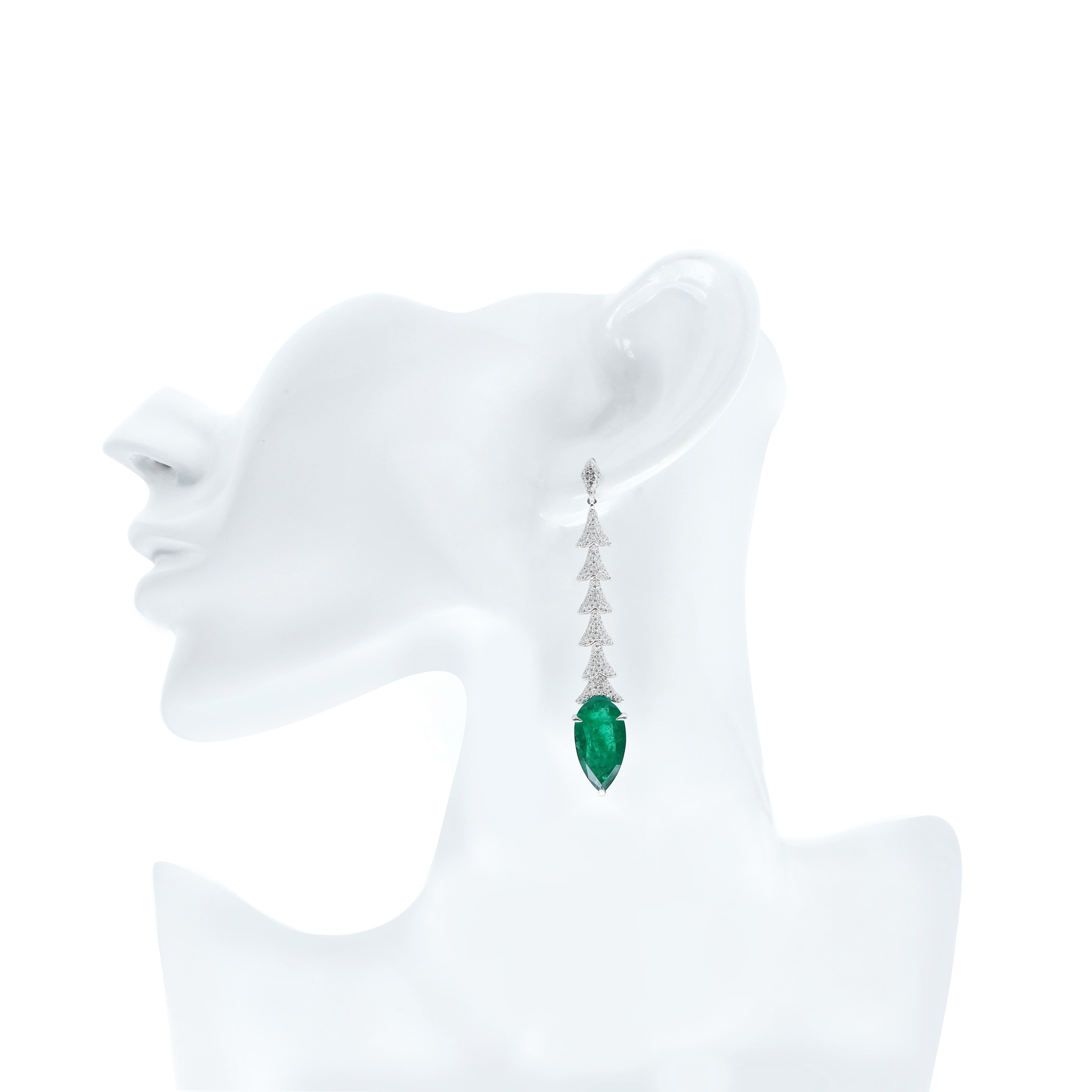 Pear Cut 18k White Gold Earring with Pear Shape Faceted Cut Emerald and Diamonds For Sale