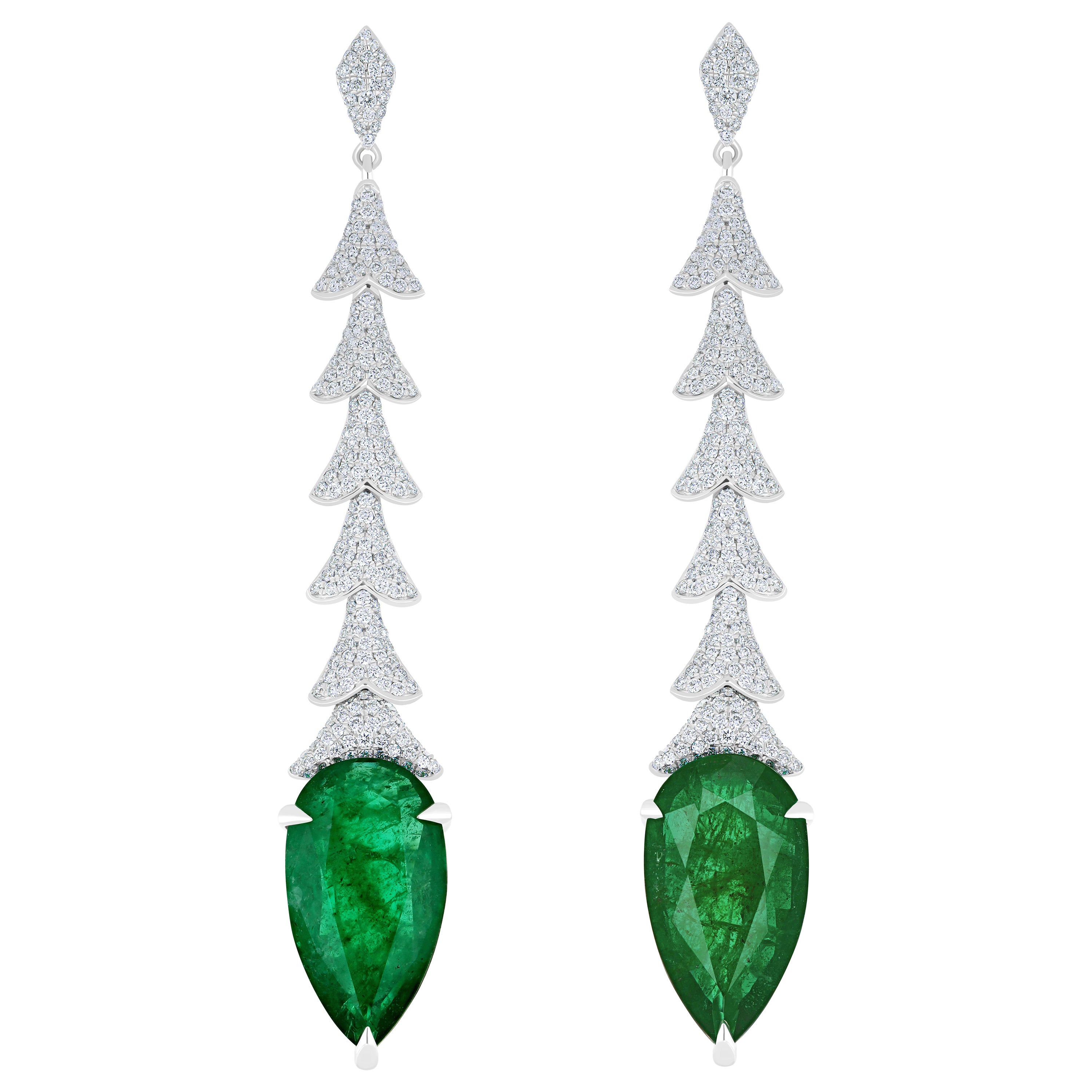 Pendiente de oro blanco de 18k con esmeralda talla facetada en forma de pera y diamantes