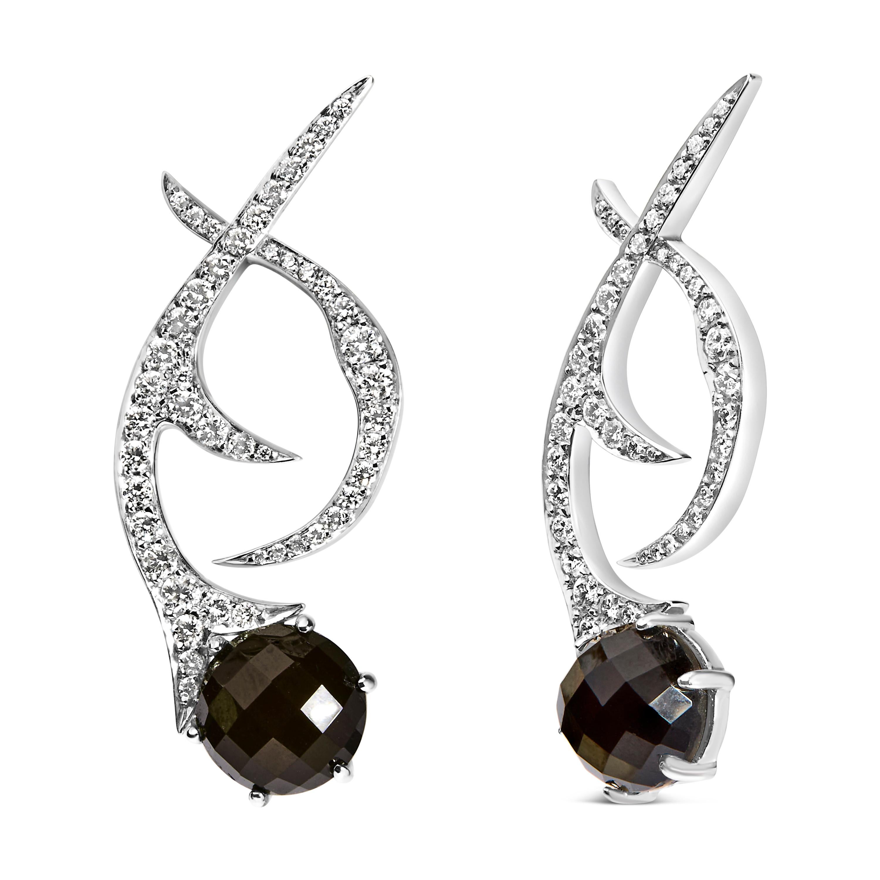 Con una fusione di eleganza e drammaticità, questi squisiti orecchini a goccia a spirale in oro bianco 18 carati scintillano con un'opulenta serie di diamanti naturali e non trattati, che vantano 1 3/5 cttw. Ogni pezzo irradia un colore F-G e una