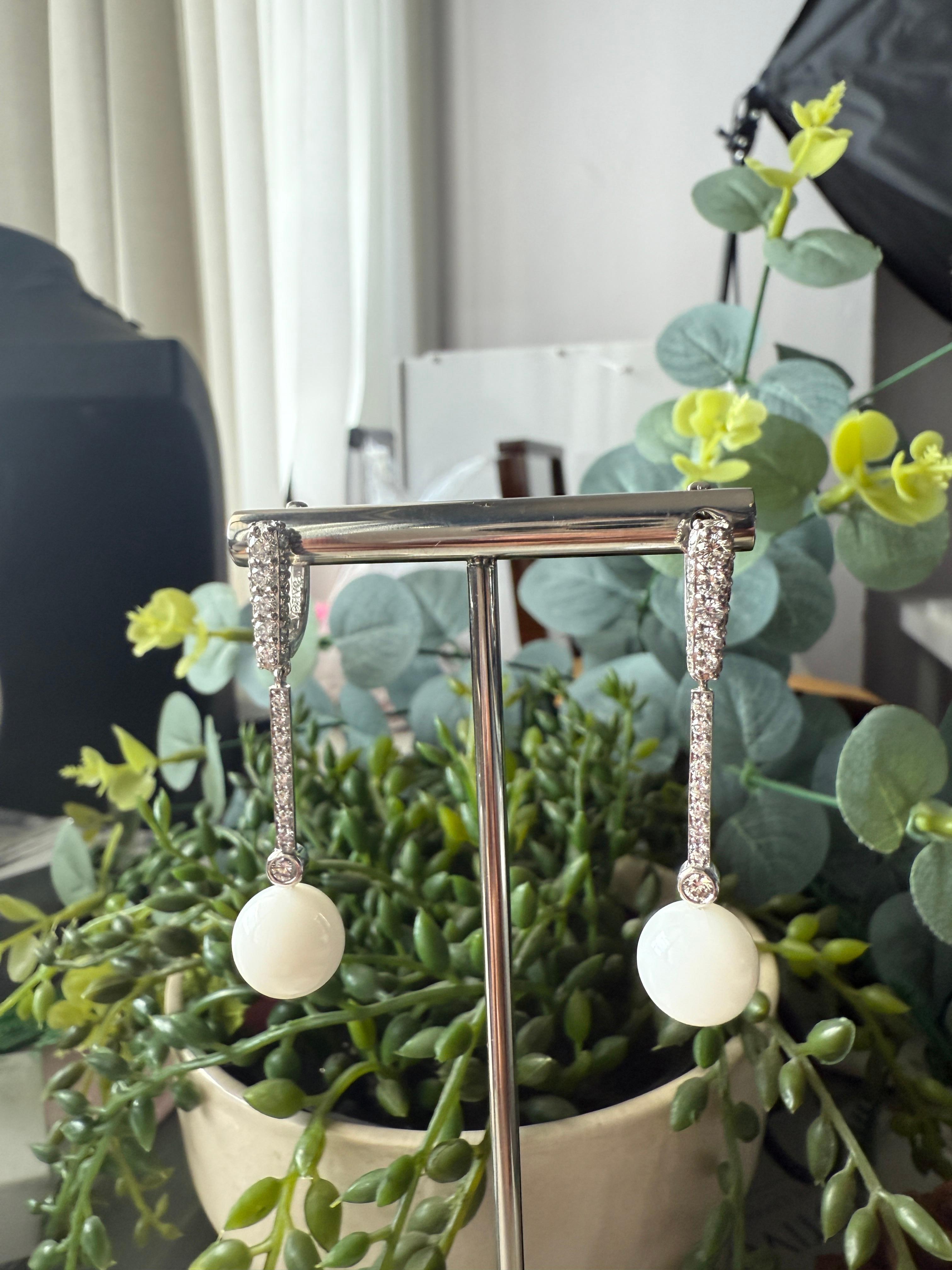 Taglio rotondo Orecchini in oro bianco 18K con diamante e perla naturale rotonda in vendita