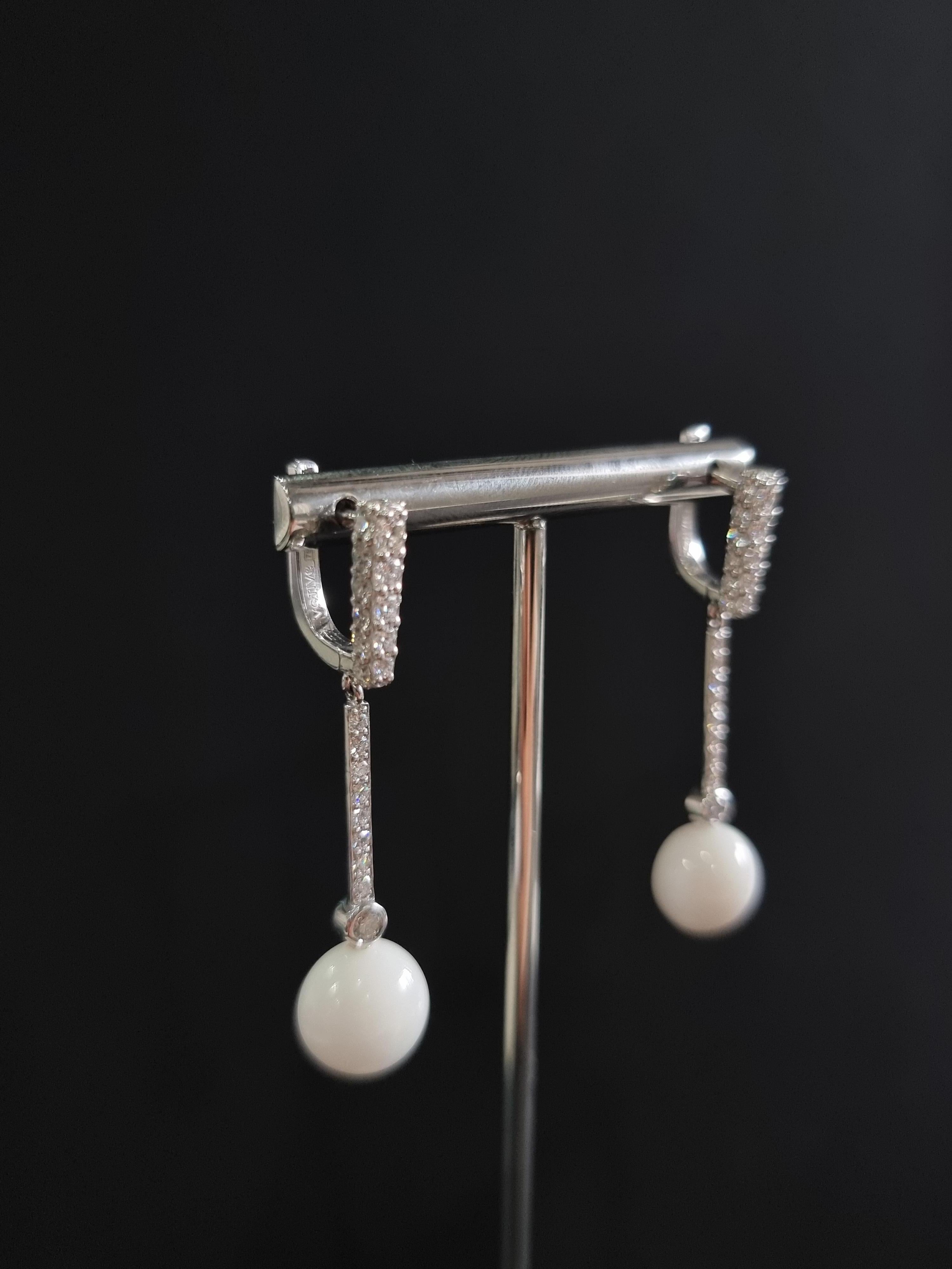 Orecchini in oro bianco 18K con diamante e perla naturale rotonda in vendita 1