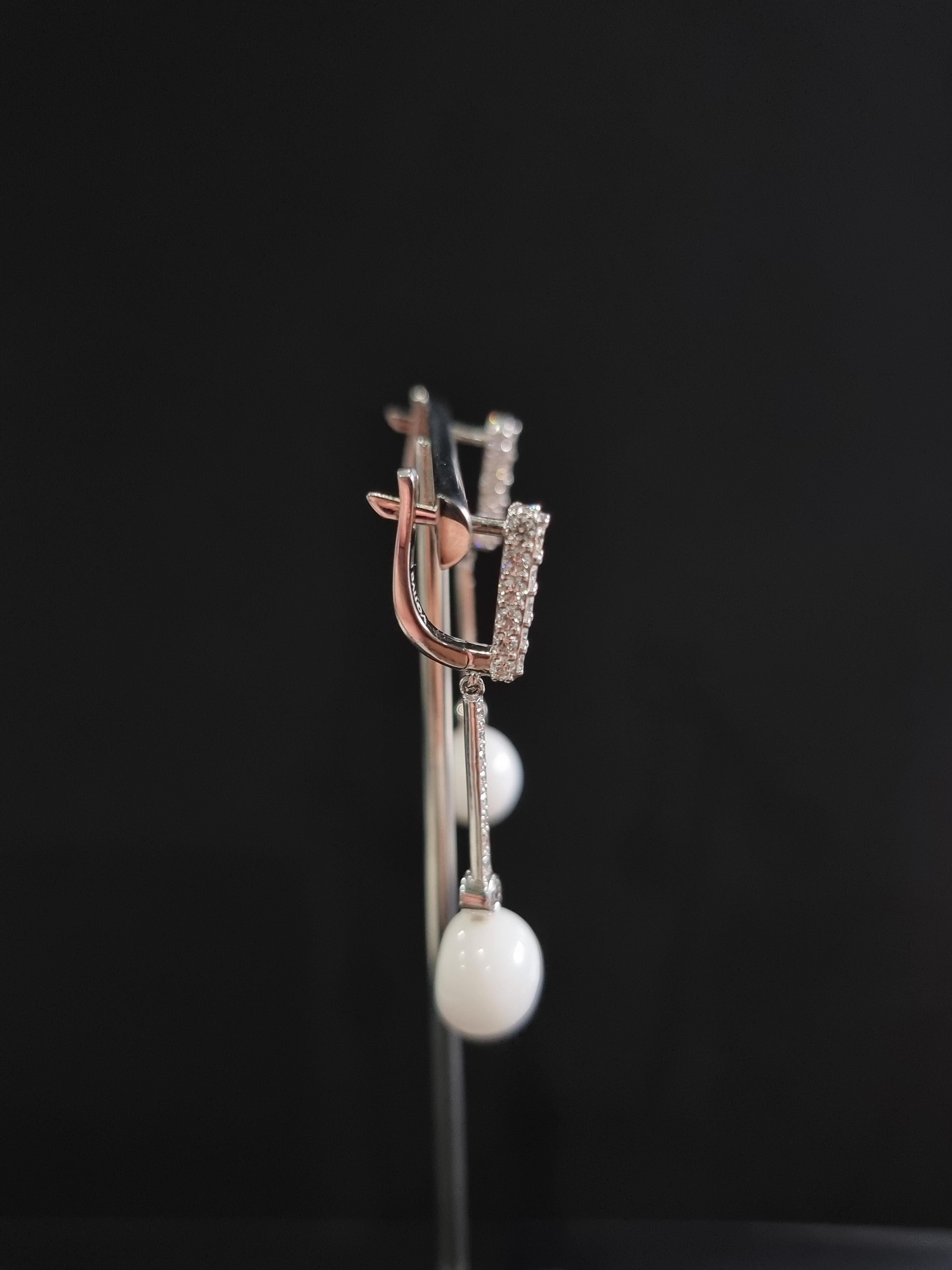 Orecchini in oro bianco 18K con diamante e perla naturale rotonda in vendita 2