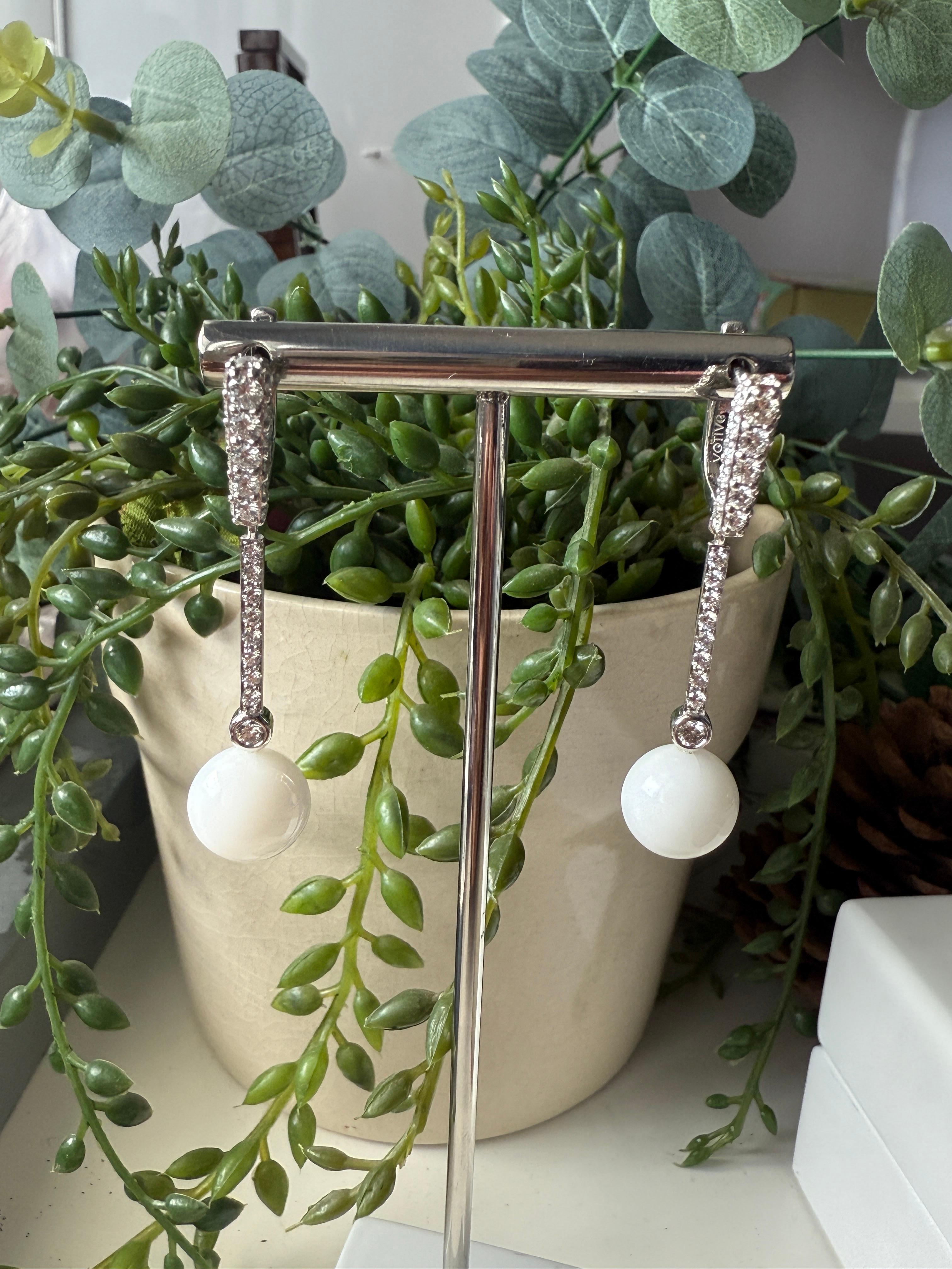 Orecchini in oro bianco 18K con diamante e perla naturale rotonda in vendita 3