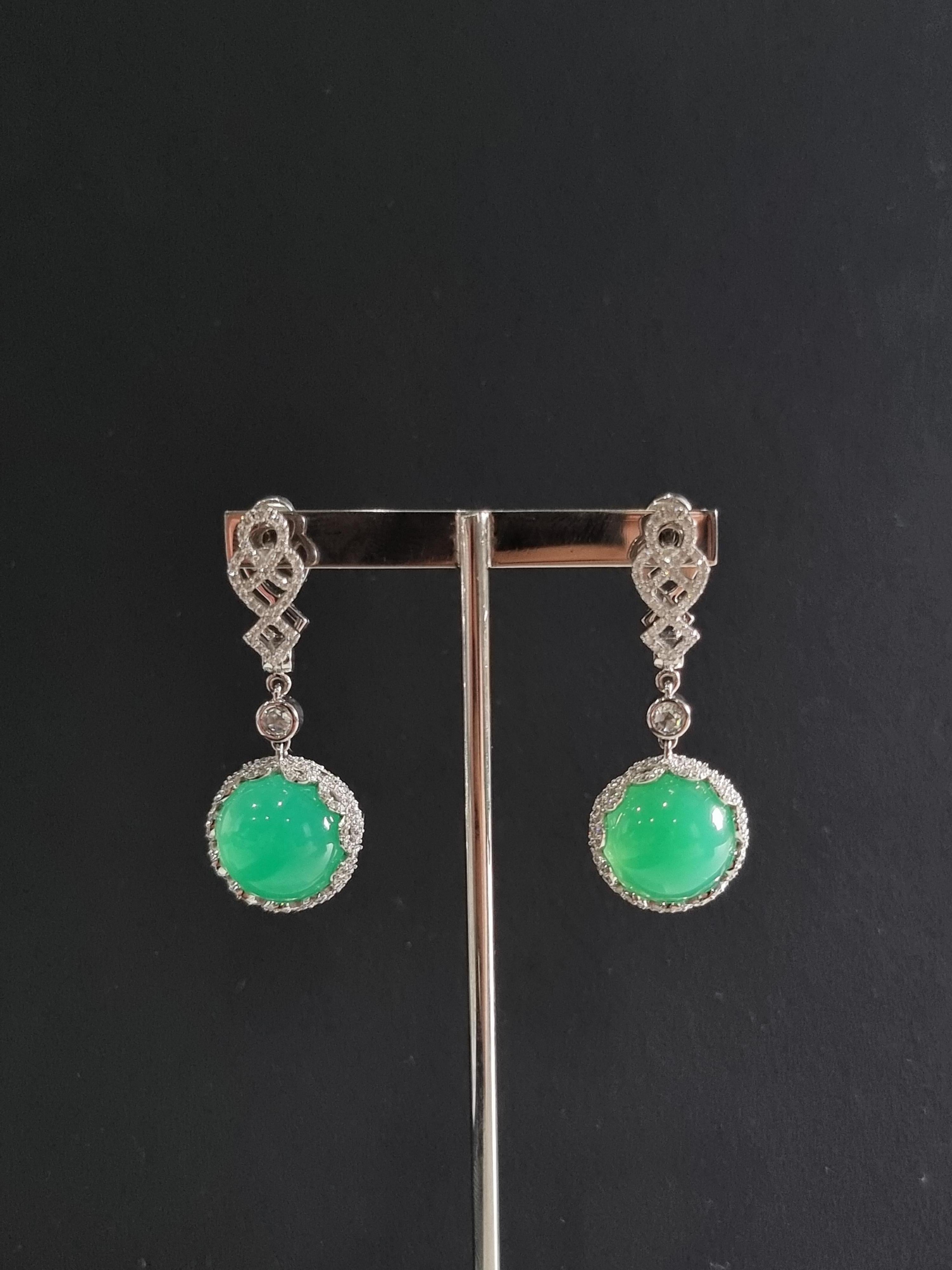 18K White Gold Earrings Diamonds with Round Chrysoprase In New Condition For Sale In ประเวศ, TH