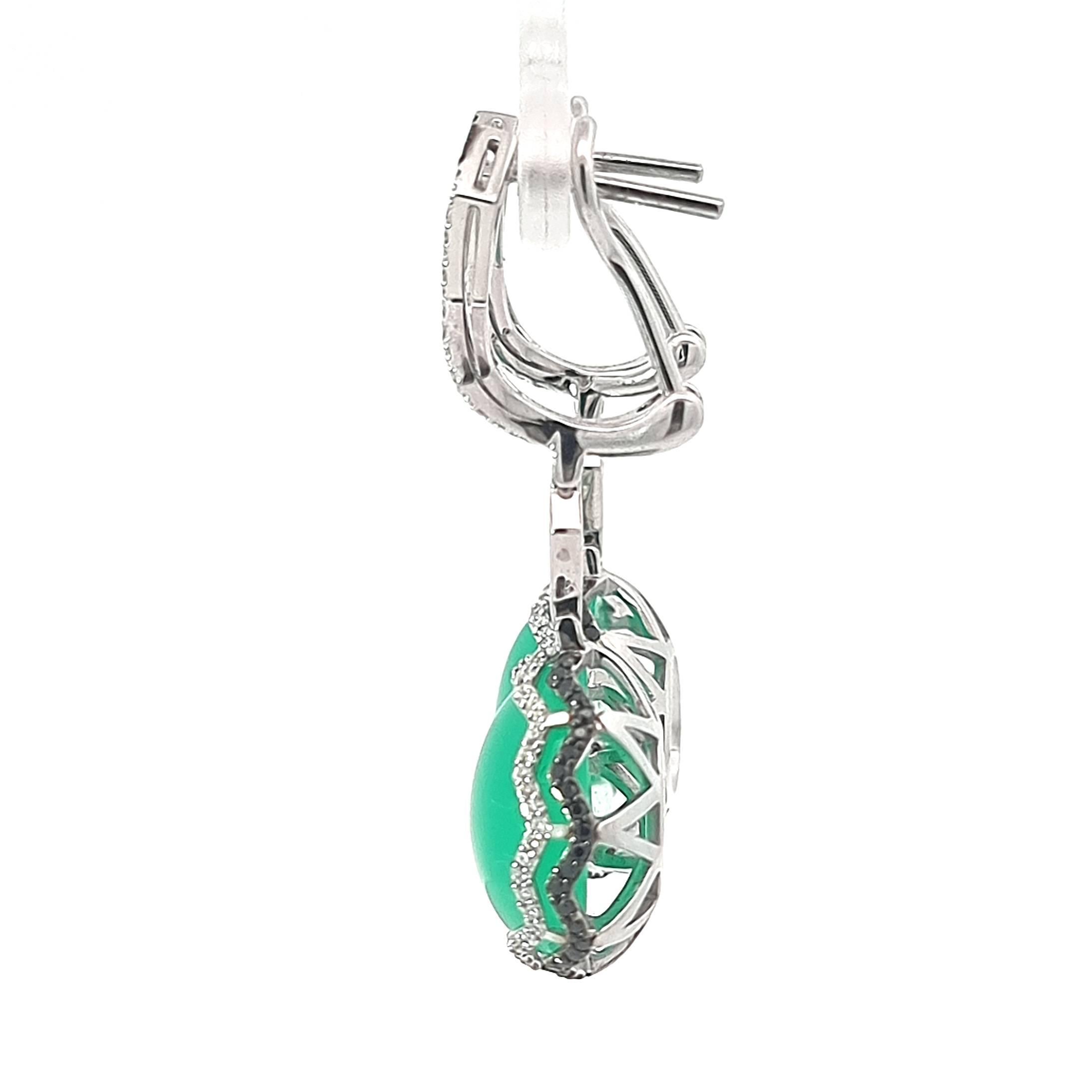 Cabochon Orecchini in oro bianco 18 carati con diamanti e crisoprasio trilione in vendita