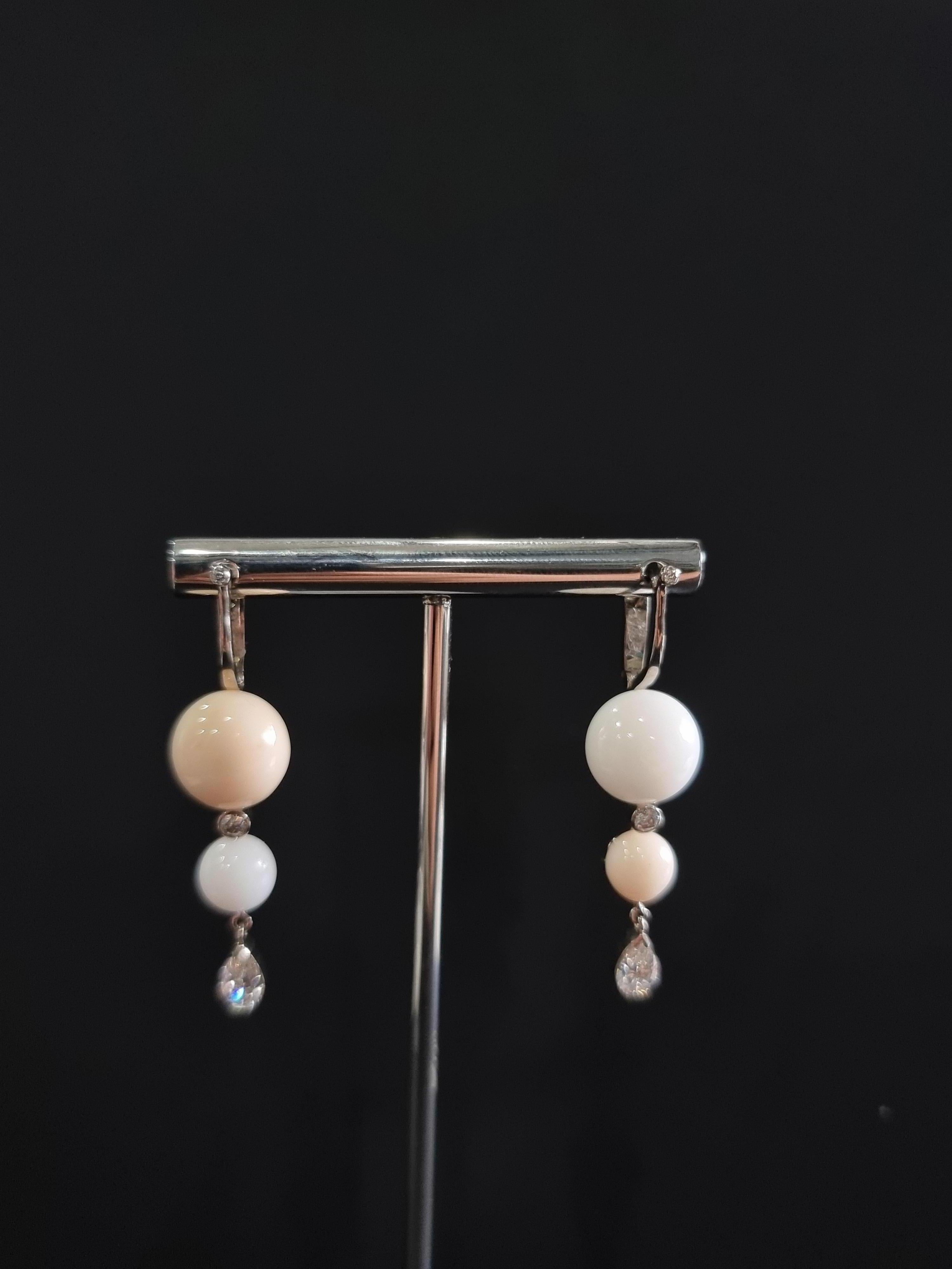 Boucles d'oreilles en or blanc 18 carats, diamant en forme de poire et perle naturelle Pour femmes en vente