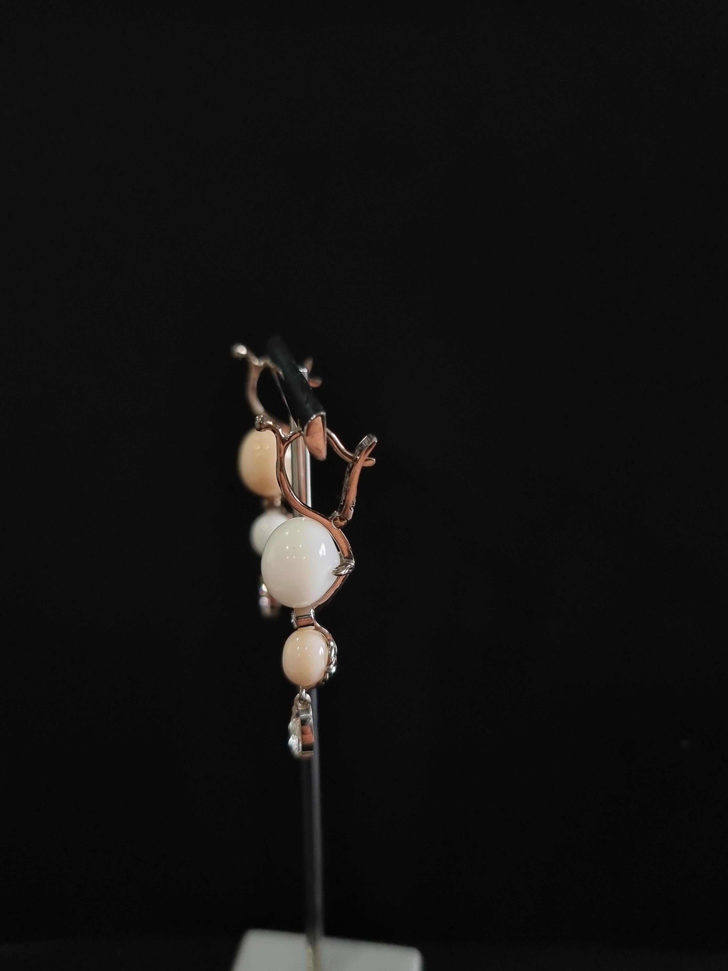 Boucles d'oreilles en or blanc 18 carats, diamant en forme de poire et perle naturelle en vente 1