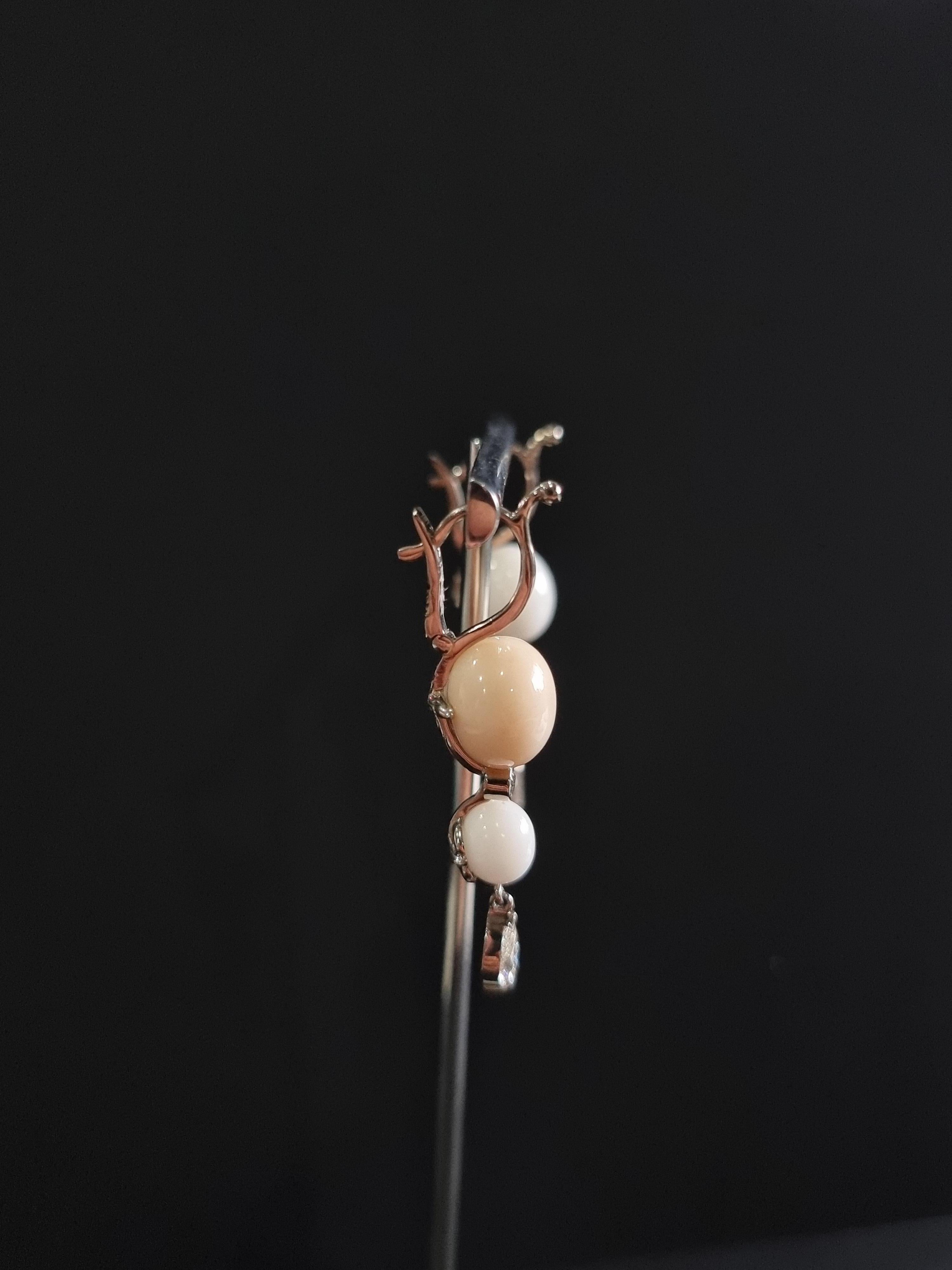 Boucles d'oreilles en or blanc 18 carats, diamant en forme de poire et perle naturelle en vente 2