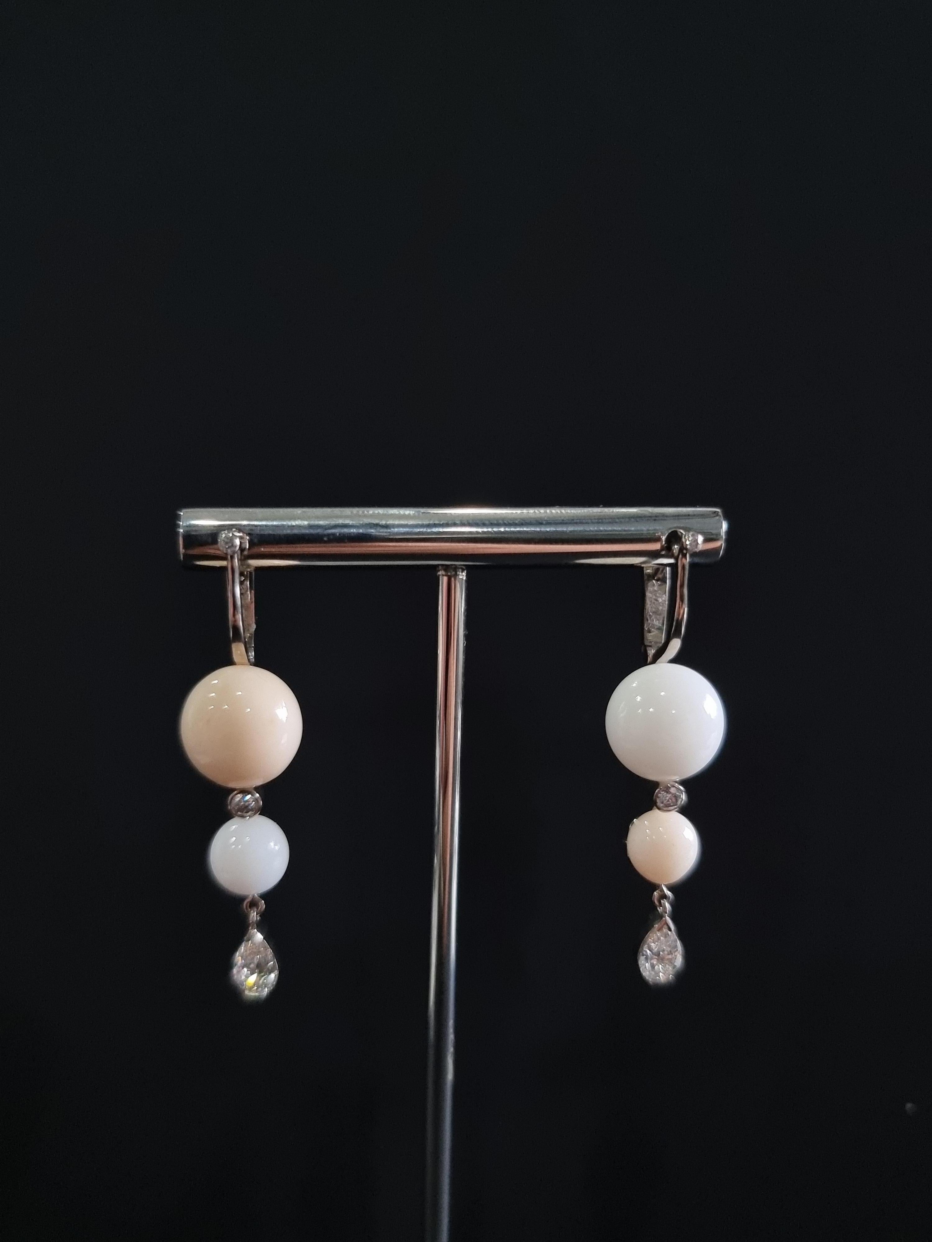 Boucles d'oreilles en or blanc 18 carats, diamant en forme de poire et perle naturelle en vente 4