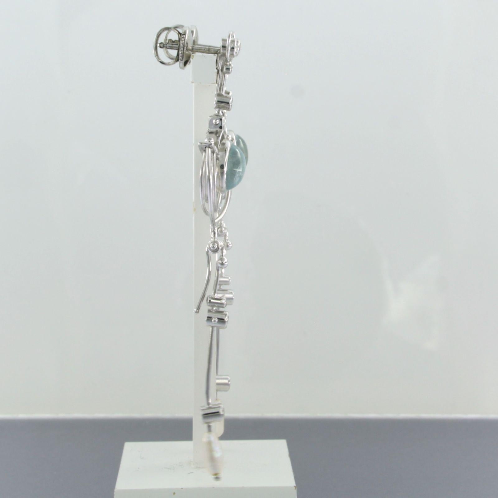 Boucles d'oreilles en or blanc 18k serties d'une perle, d'une aigue-marine et de diamants taille brillant. 0.20ct - F/G - VS/SI

description détaillée :

la taille de la boucle d'oreille est de 7,0 cm sur 2,1 cm de large

poids 9,1 grammes

mettre