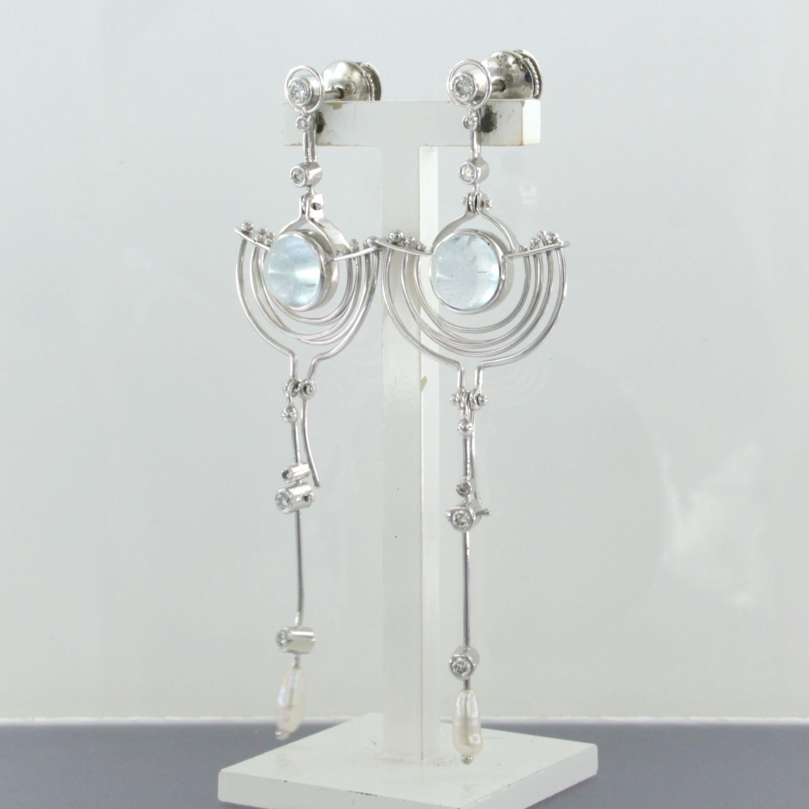 Ohrringe aus 18 Karat Weißgold, besetzt mit Perle, Aquamarin und Diamanten im Brillantschliff. 0,20ct - F/G - VS/SI

detaillierte Beschreibung:

die Größe des Ohrrings beträgt 7,0 cm mal 2,1 cm

Gewicht 9,1 Gramm

gesetzt mit

- 2 x 6,7 mm x 3,3 mm