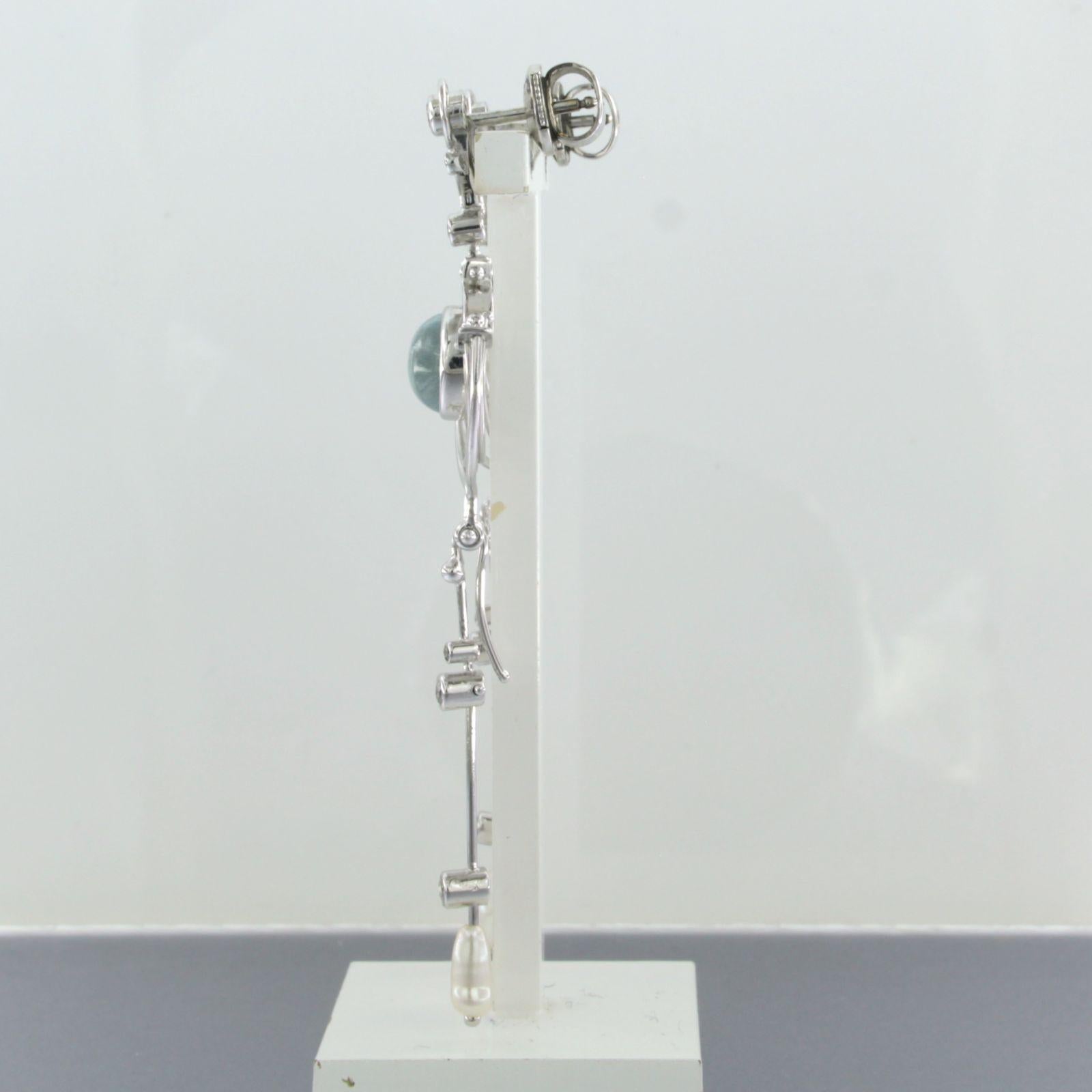 Moderne Boucles d'oreilles en or blanc 18k serties d'une perle, d'une aigue-marine et de diamants taille brillant en vente