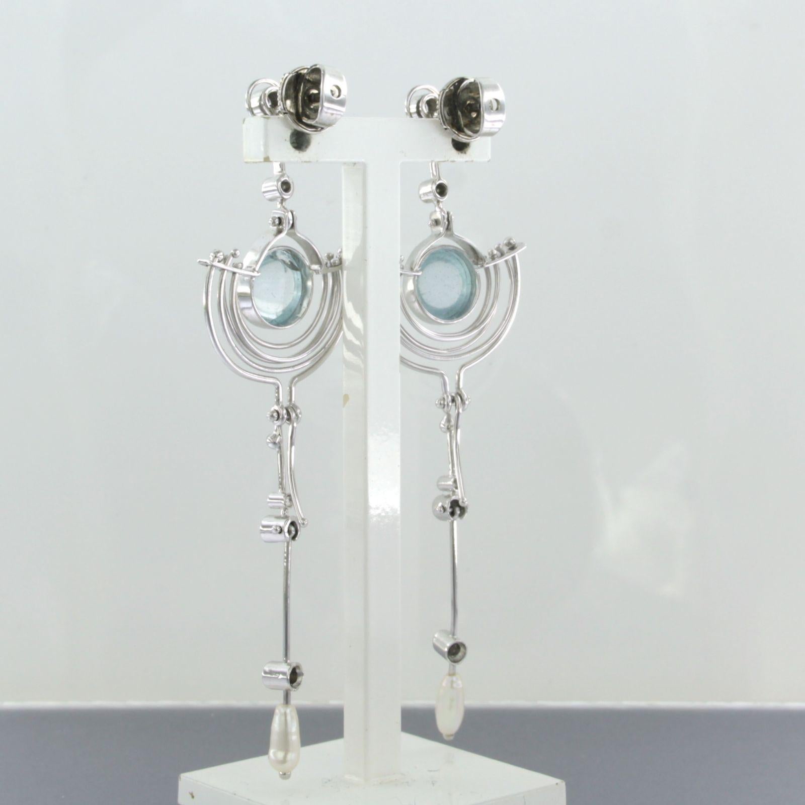 Taille brillant Boucles d'oreilles en or blanc 18k serties d'une perle, d'une aigue-marine et de diamants taille brillant en vente