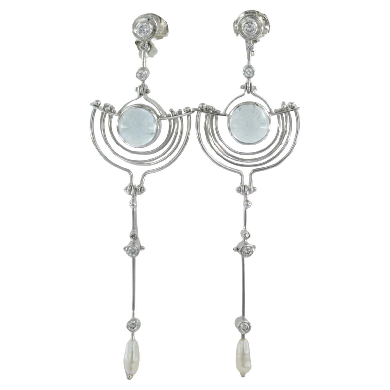 Boucles d
oreilles en or blanc 18k serties d
une perle, d
une aigue-marine et de diamants taille brillant