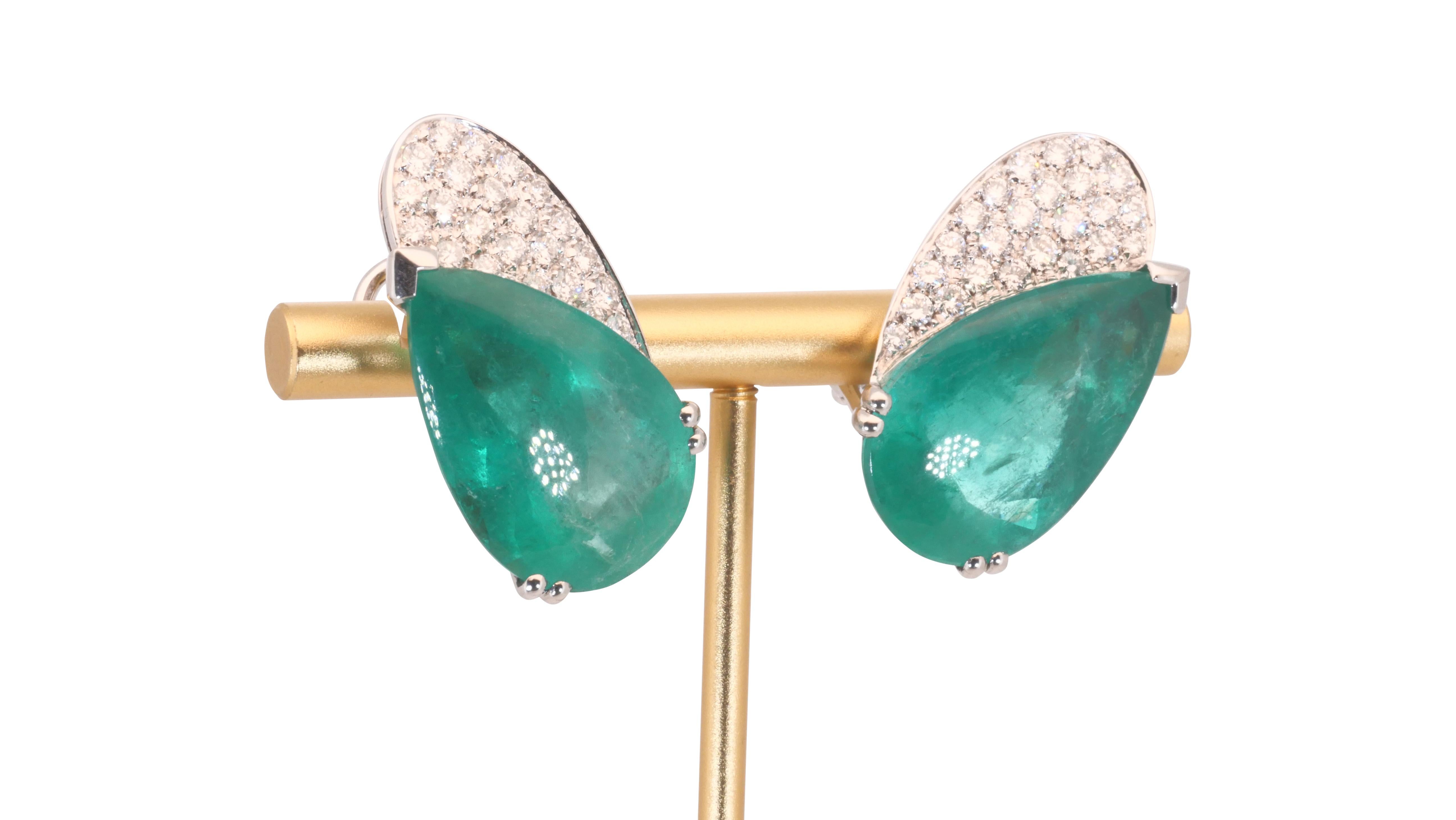18k White Gold Earrings with 7.59 Carat Natural Emerald and Diamonds GRS Cert In New Condition For Sale In רמת גן, IL