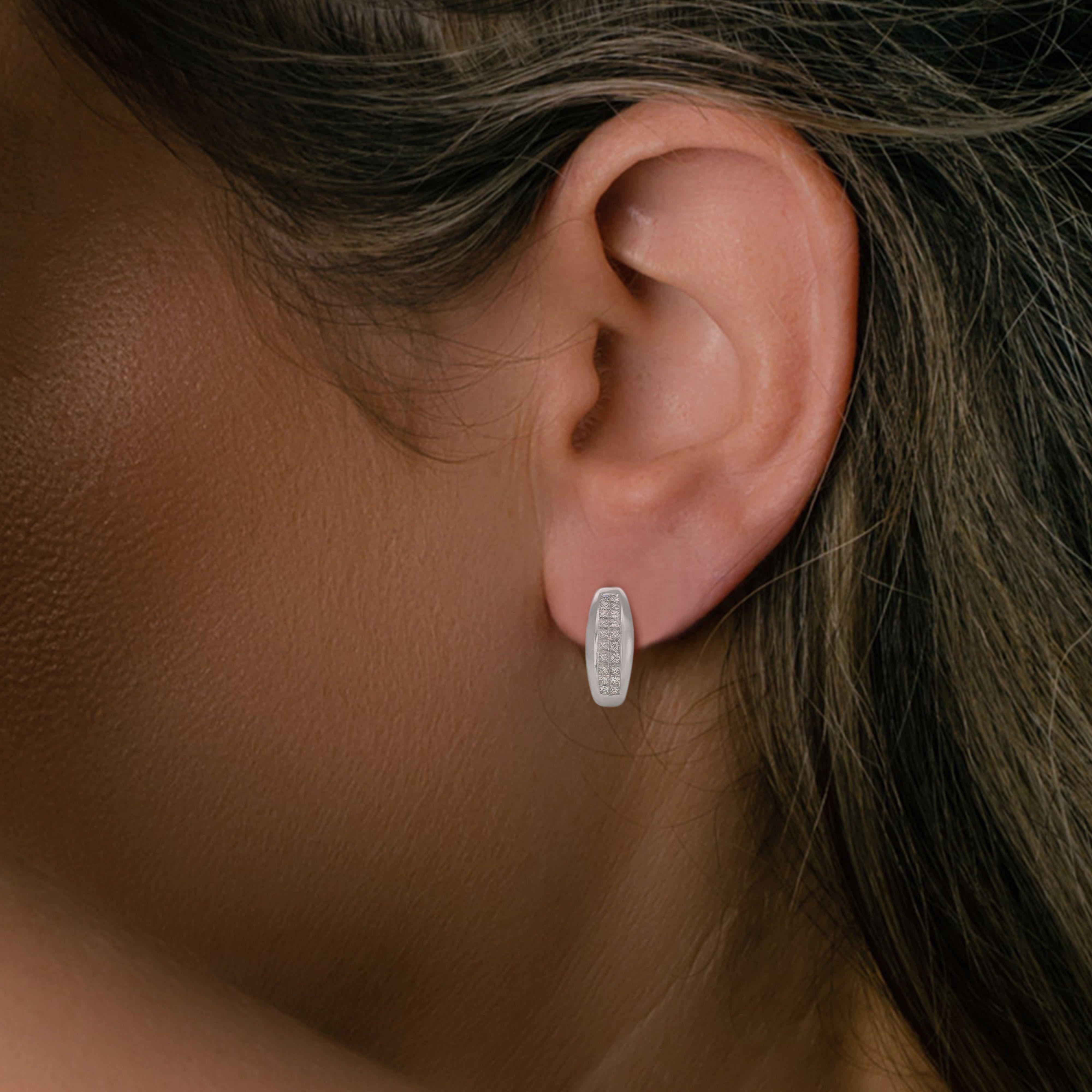 Dieses exquisite Paar Ohrringe aus 18 Karat Weißgold ist mit einer Vielzahl von Diamanten verziert. Das Set besteht aus 40 Hauptsteinen, allesamt runde, natürliche Brillanten mit einem Gesamtgewicht von 1,20 Karat. Diese Diamanten sind in der Farbe