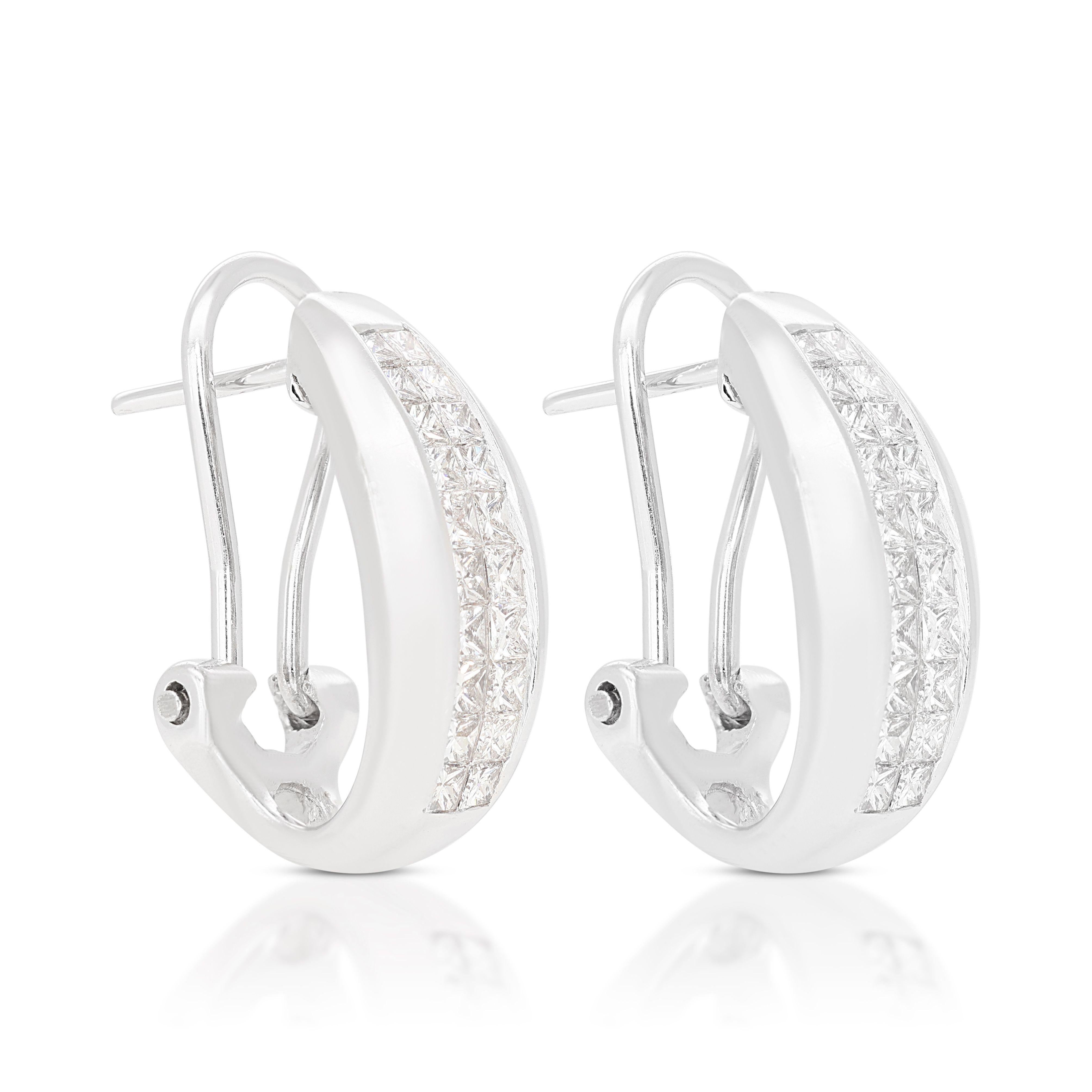 Ohrringe aus 18 Karat Weißgold mit schillernden 1 Karat und 20 Punkten natürlichen Diamanten (Brillantschliff) im Angebot