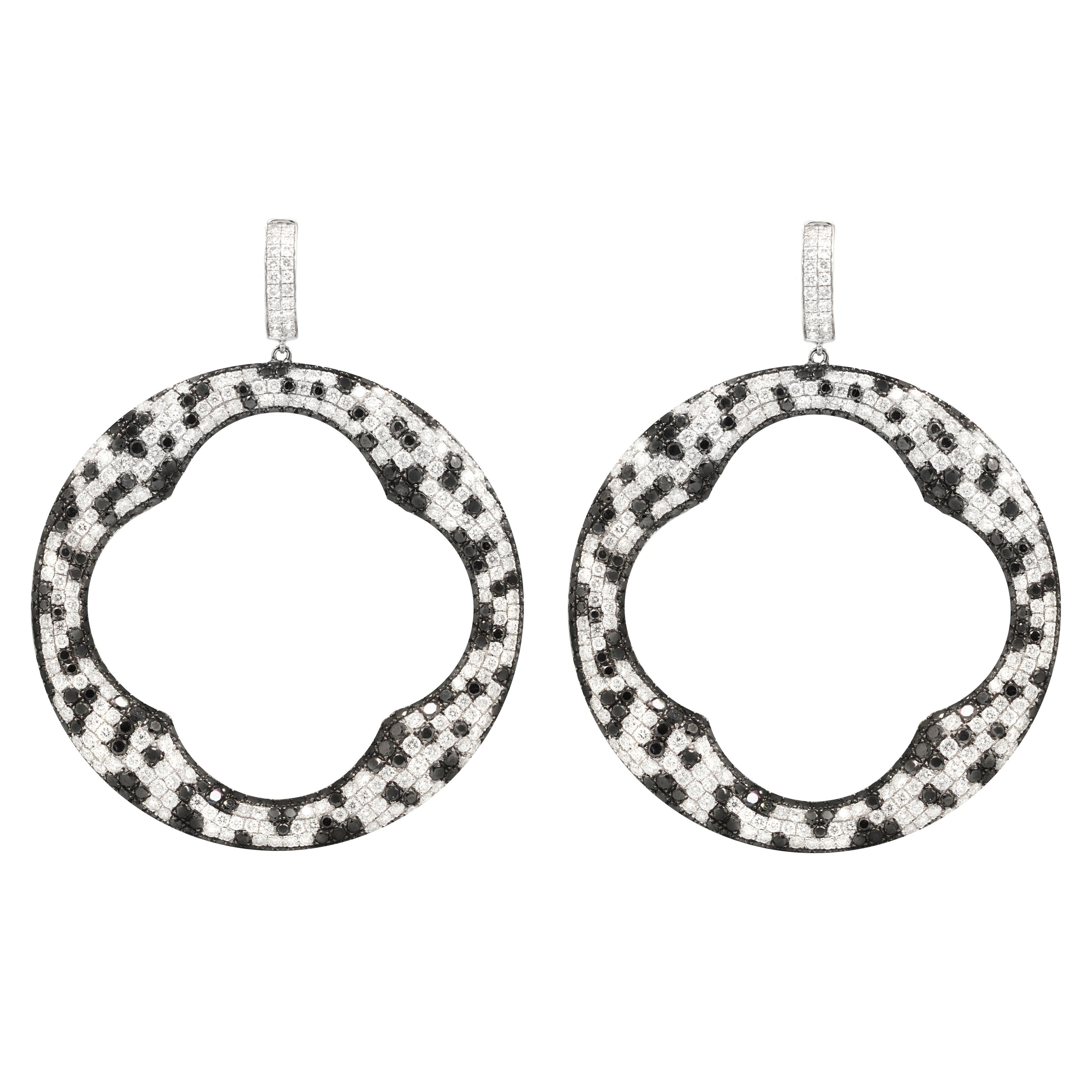 Round Cut 18K white gold earrings with 25.00 carats of black and white diamonds For Sale