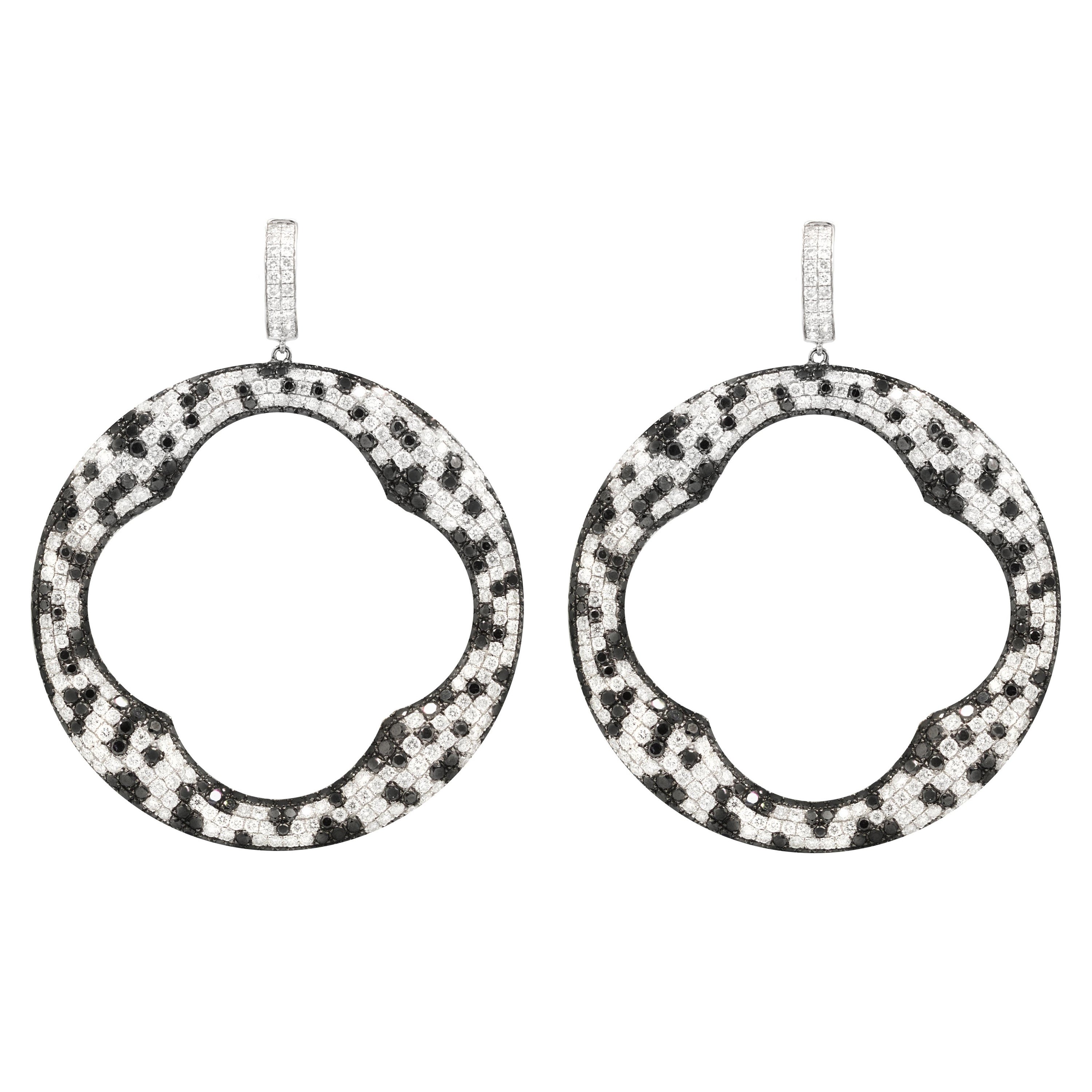 Pendientes de oro blanco de 18 quilates con 25,00 quilates de diamantes blancos y negros