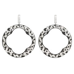 Pendientes de oro blanco de 18 quilates con 25,00 quilates de diamantes blancos y negros