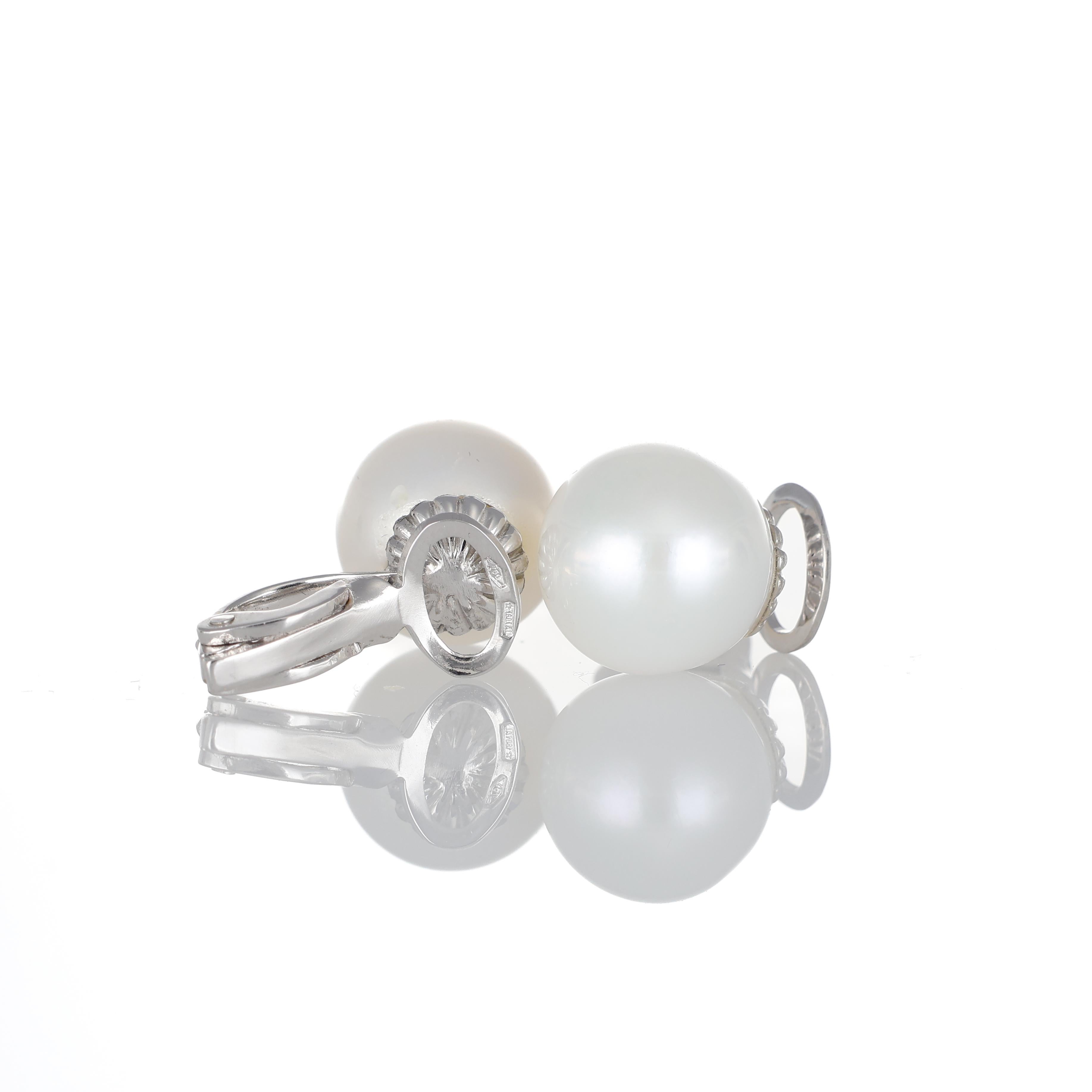 Elegantes y refinados, estos pendientes presentan luminosas perlas chinas engastadas en oro blanco de 18 quilates. Diseñadas con un mecanismo de clip sin poste, proporcionan comodidad y seguridad. La superficie lisa y brillante de las perlas realza
