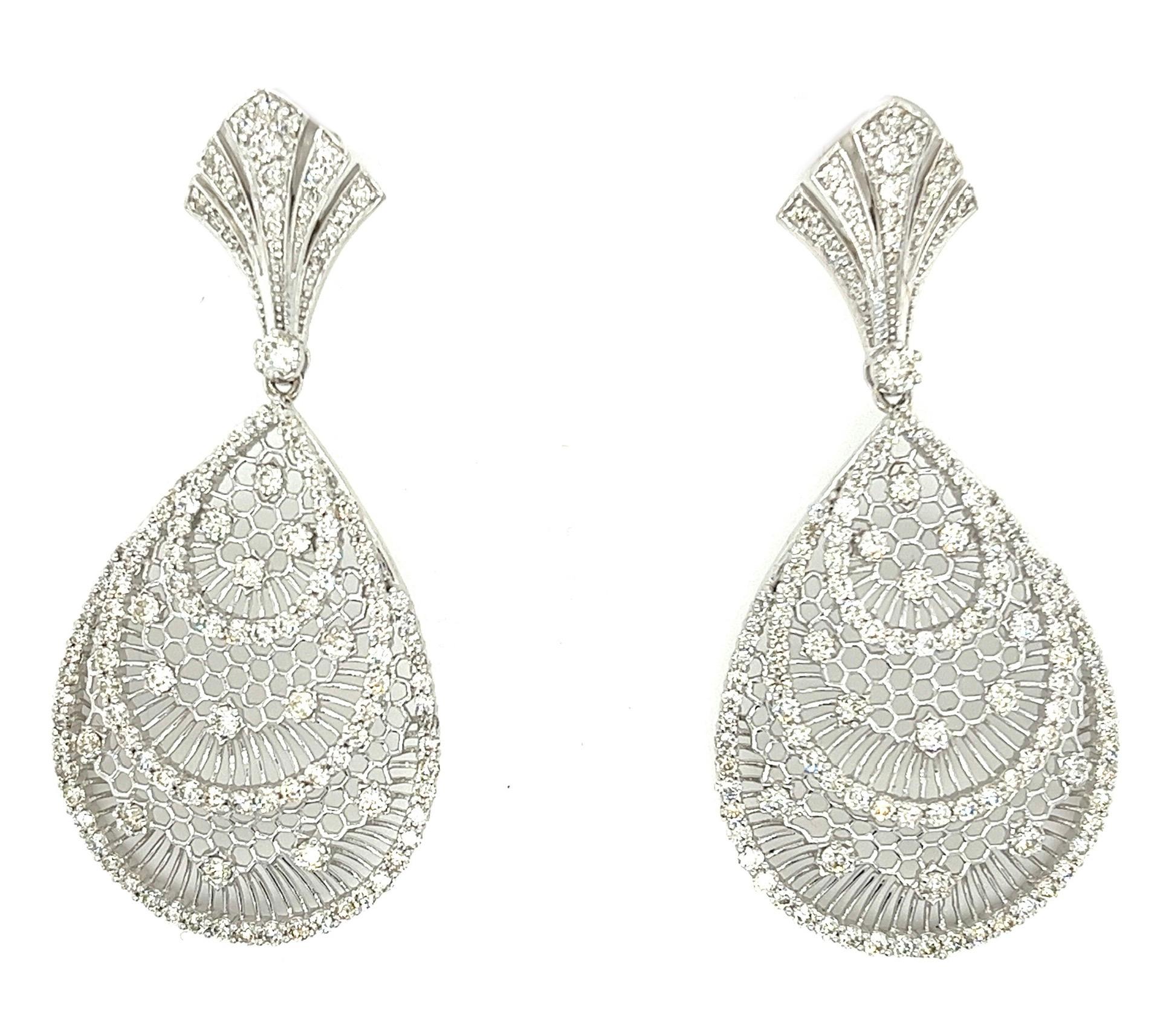 18K White Gold Earrings with Diamonds
18K White Gold - 13.00 GM
278 Diamonds - 3.43 CT
Indulge in the exquisite elegance of Althoff Jewelry 18K gold diamond drop earrings, meticulously crafted to embody the graceful beauty reminiscent of a palace