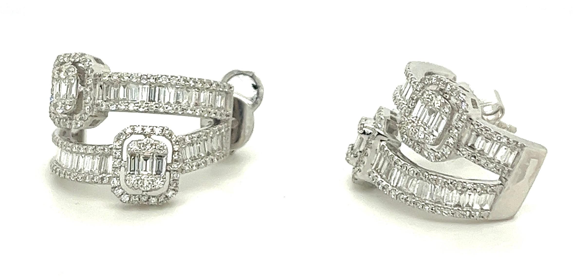 Round Cut 18K White Gold Earrings with Diamonds For Sale