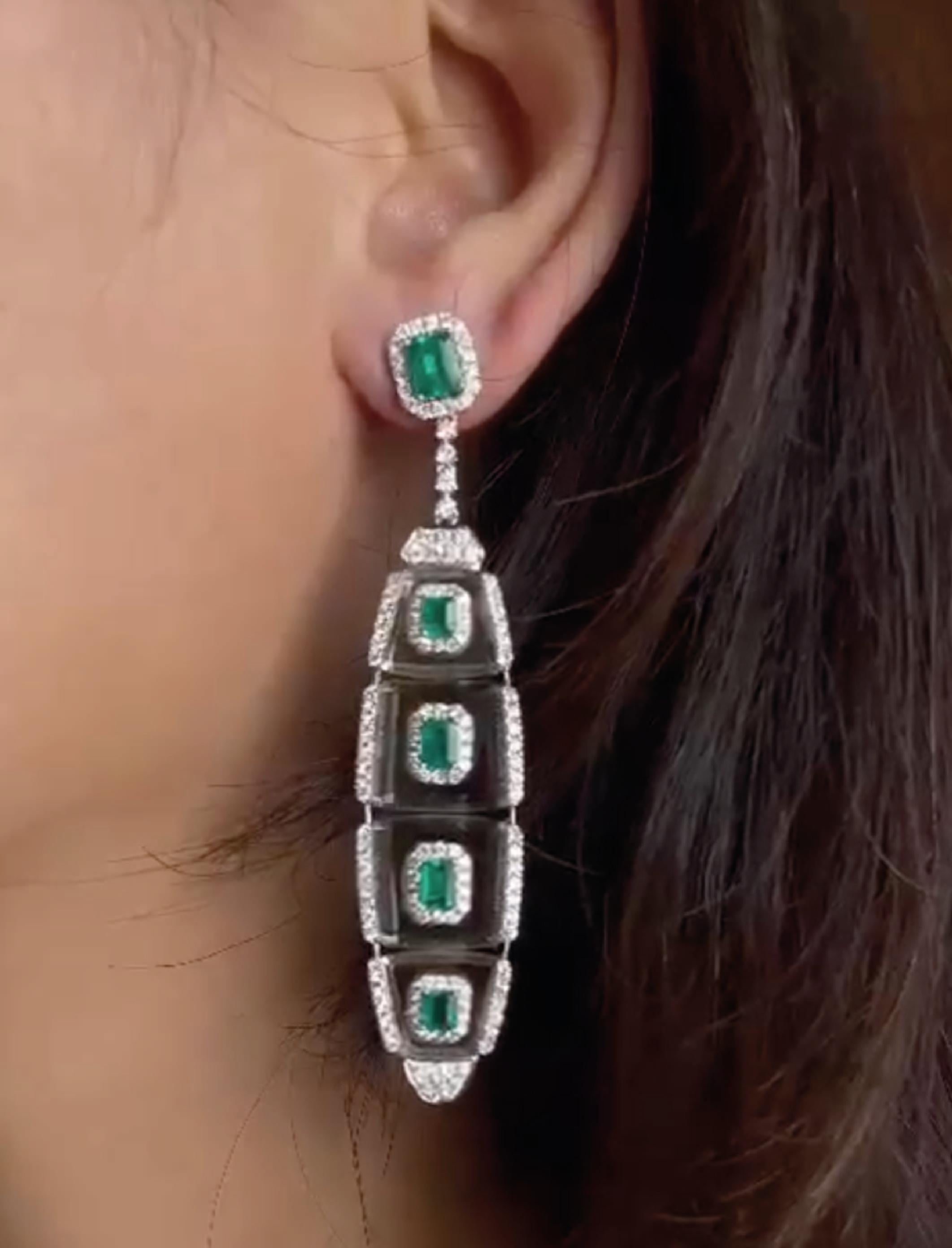 Art Deco 18K White Gold Earrings with Emerald and Diamonds For Sale
