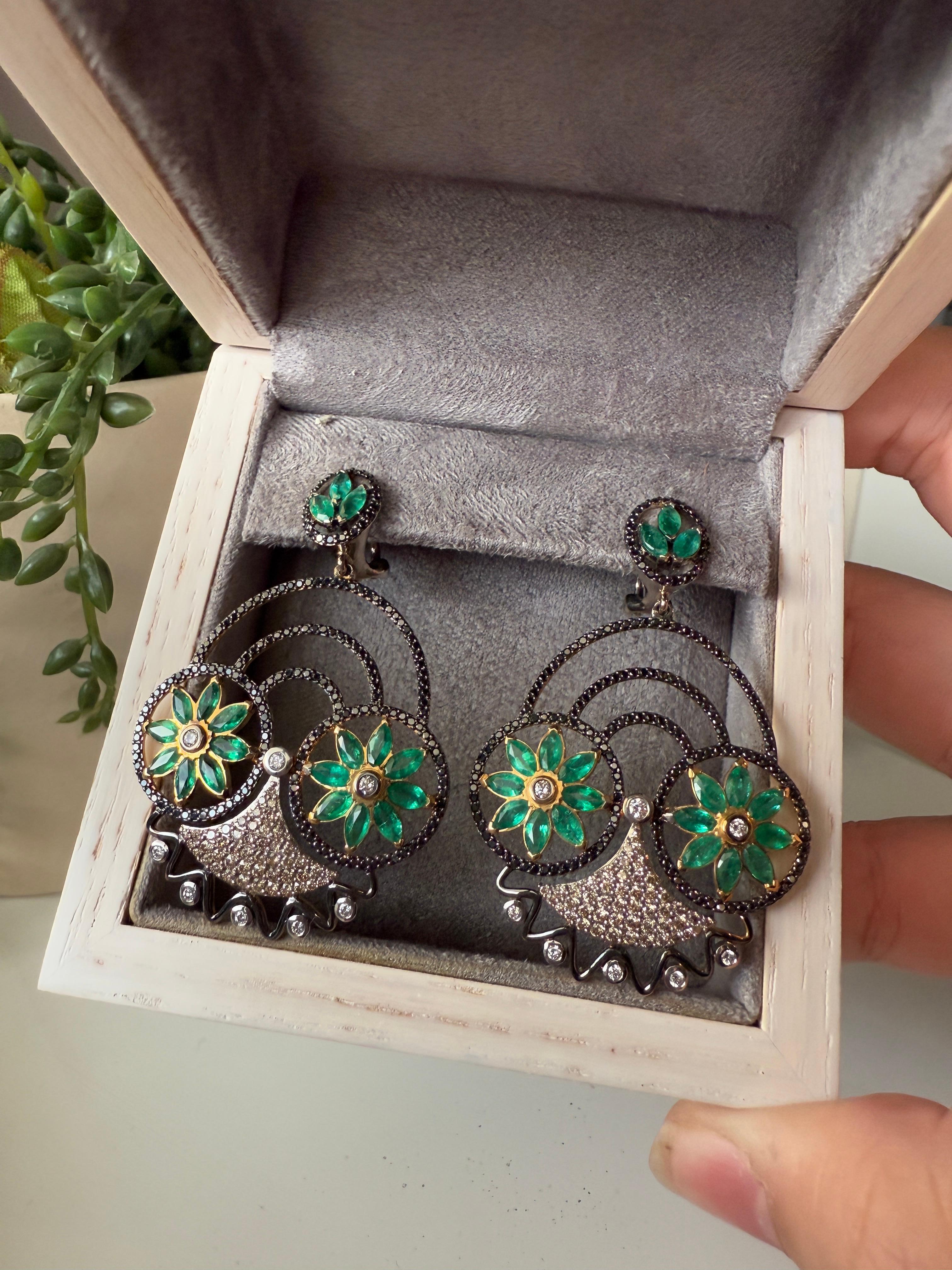18K White Gold Earrings with Emerald and White, Brown and Black Diamonds In New Condition For Sale In ประเวศ, TH