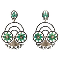 Orecchini in oro bianco 18K con smeraldo e diamanti bianchi, marroni e neri
