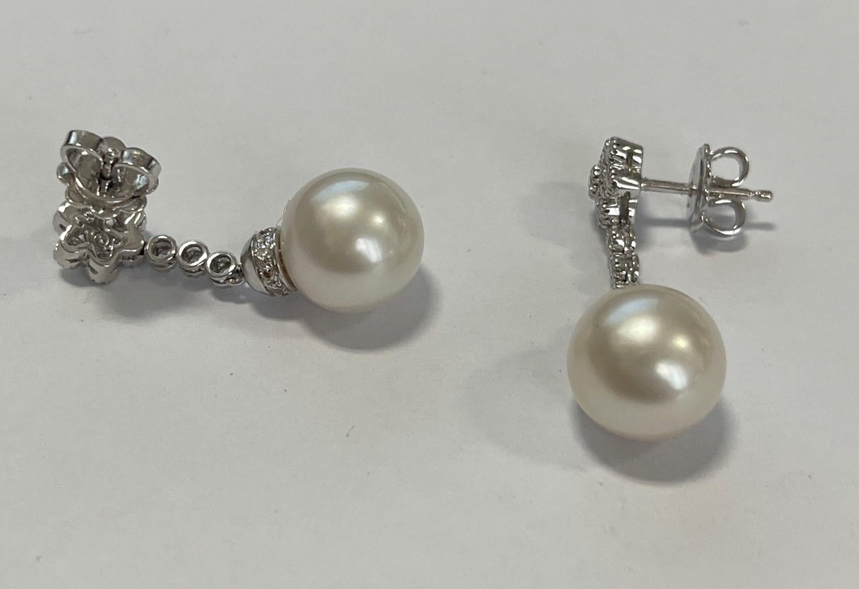 Brilliant Cut 18k White Gold Earrings with Pearl and Diamonds For Sale
