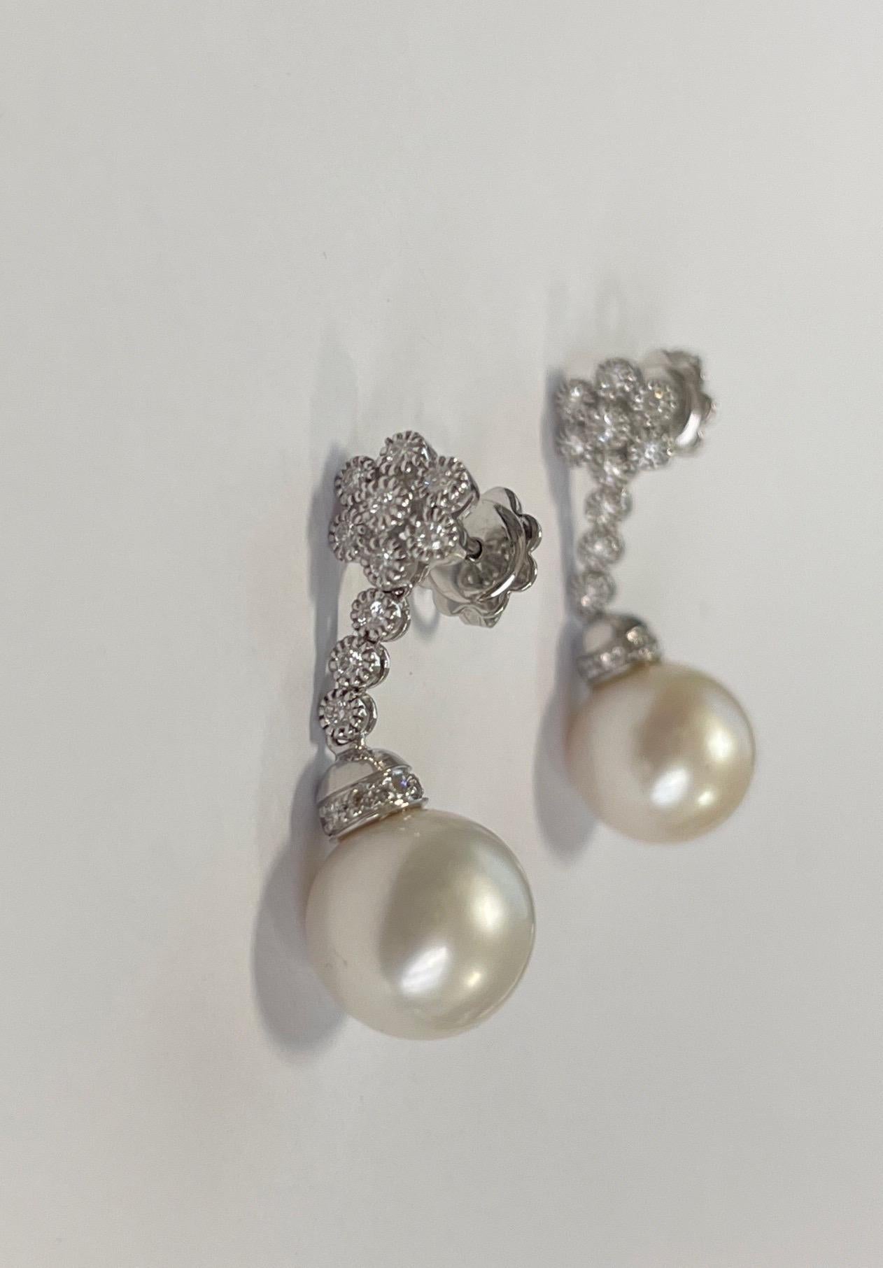 18k White Gold Earrings with Pearl and Diamonds For Sale 1