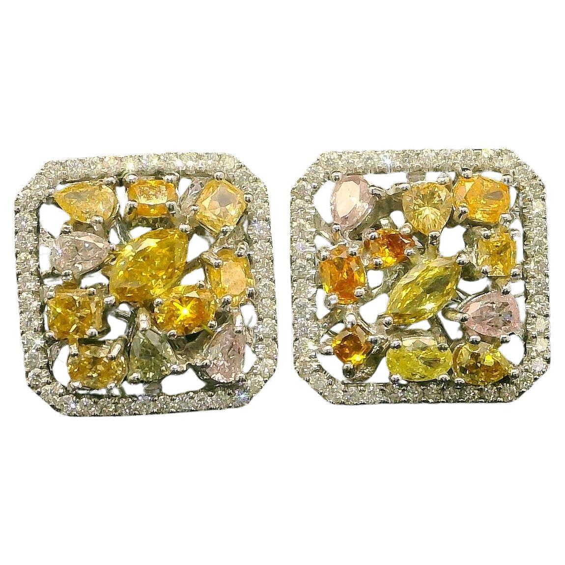 Boucles d'oreilles en or blanc 18 carats avec diamants de couleur fantaisie rares et halo de diamants blancs