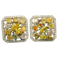 Orecchini in oro bianco 18 carati con rari diamanti colorati e diamante bianco a raggiera