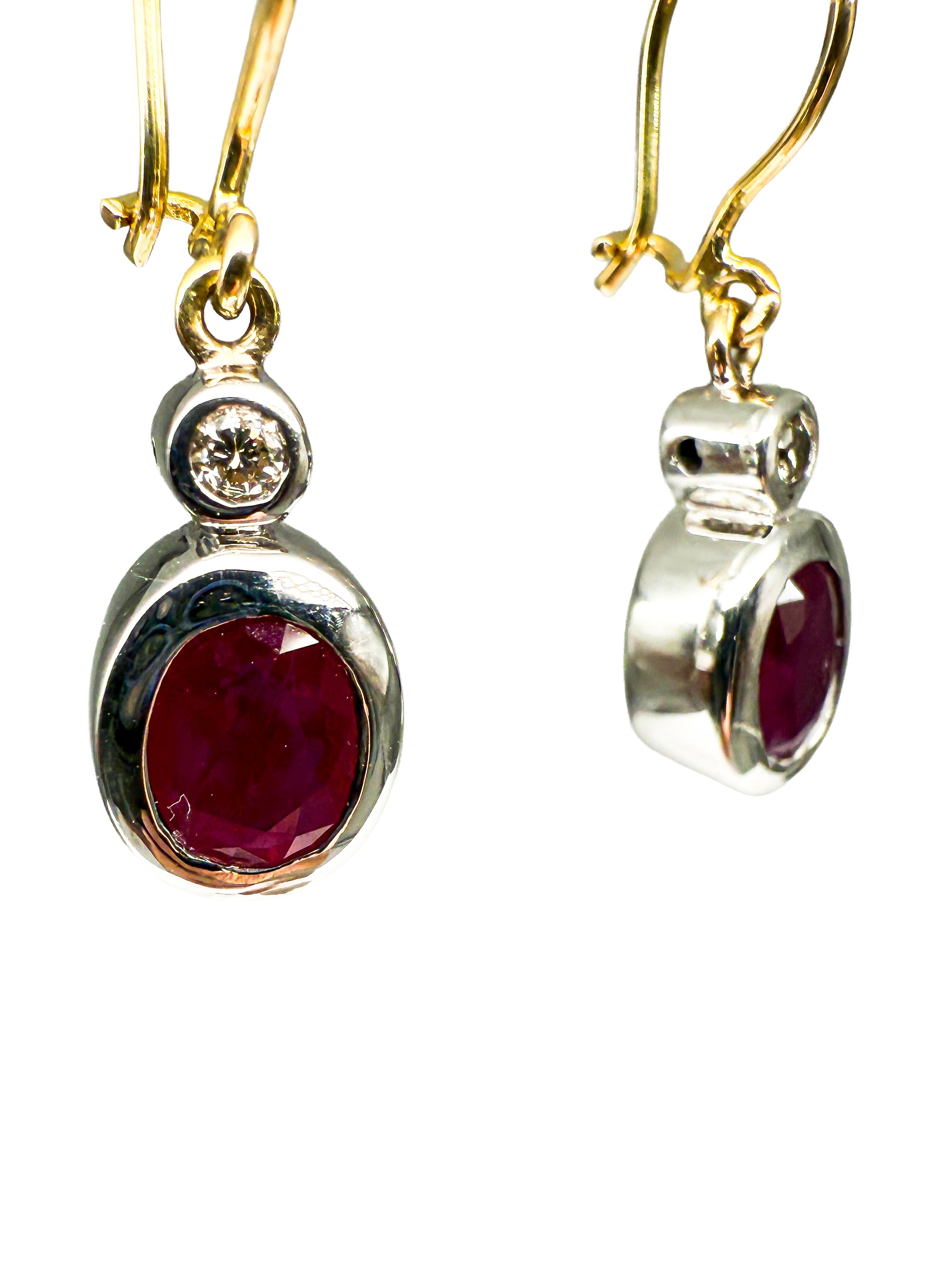 Ces élégantes boucles d'oreilles en or blanc 18 carats allient élégance classique et éclat vibrant. Mesurant 1,6 cm de long et pesant 6,6 g, elles offrent une expérience de port confortable, tandis que la précieuse combinaison de rubis rayonnants et