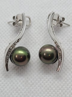 Orecchini in oro bianco 18 carati con perle nere stile Tahiti e diamanti