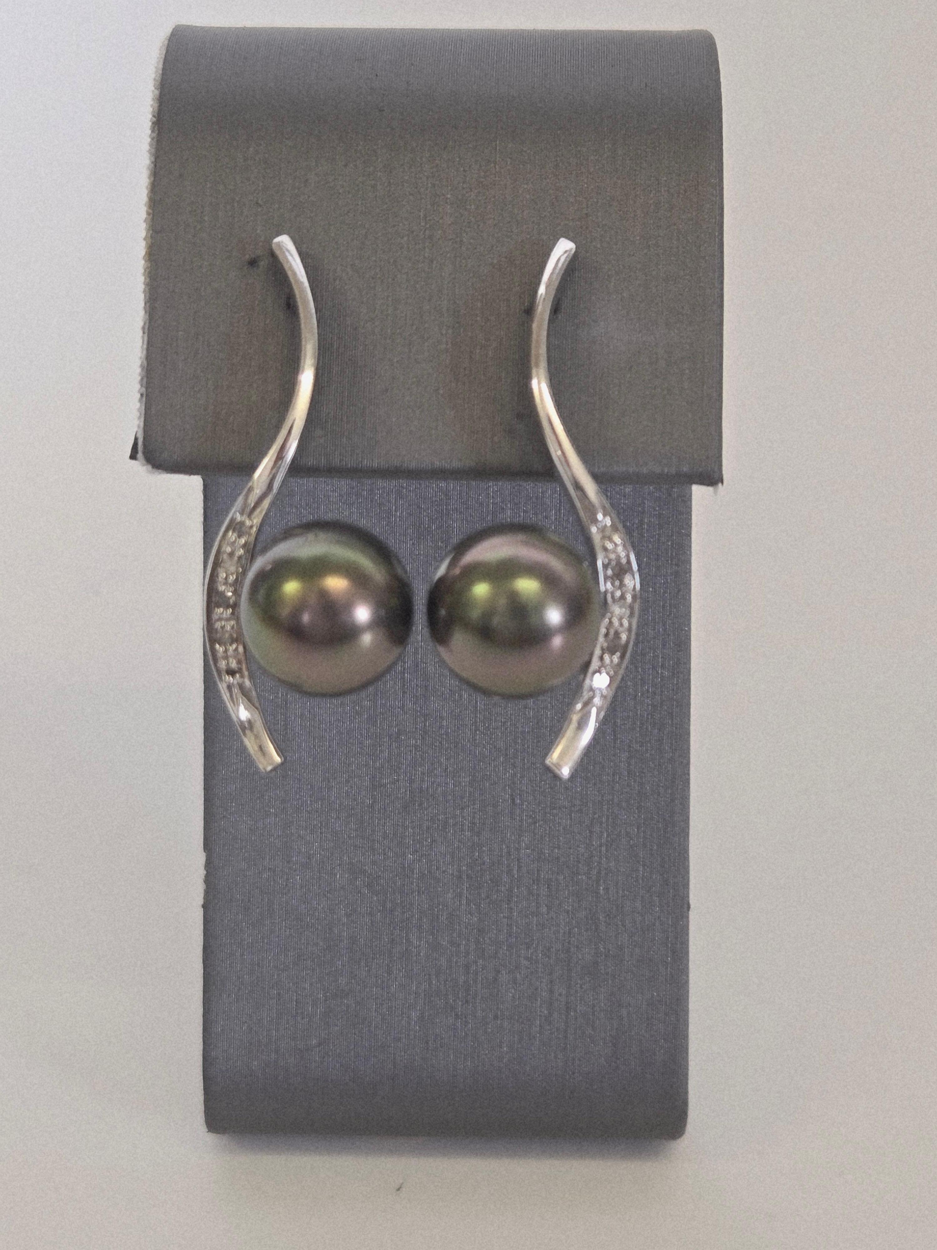 Orecchini in oro bianco 18 carati con perle nere stile Tahiti e diamanti in vendita 1