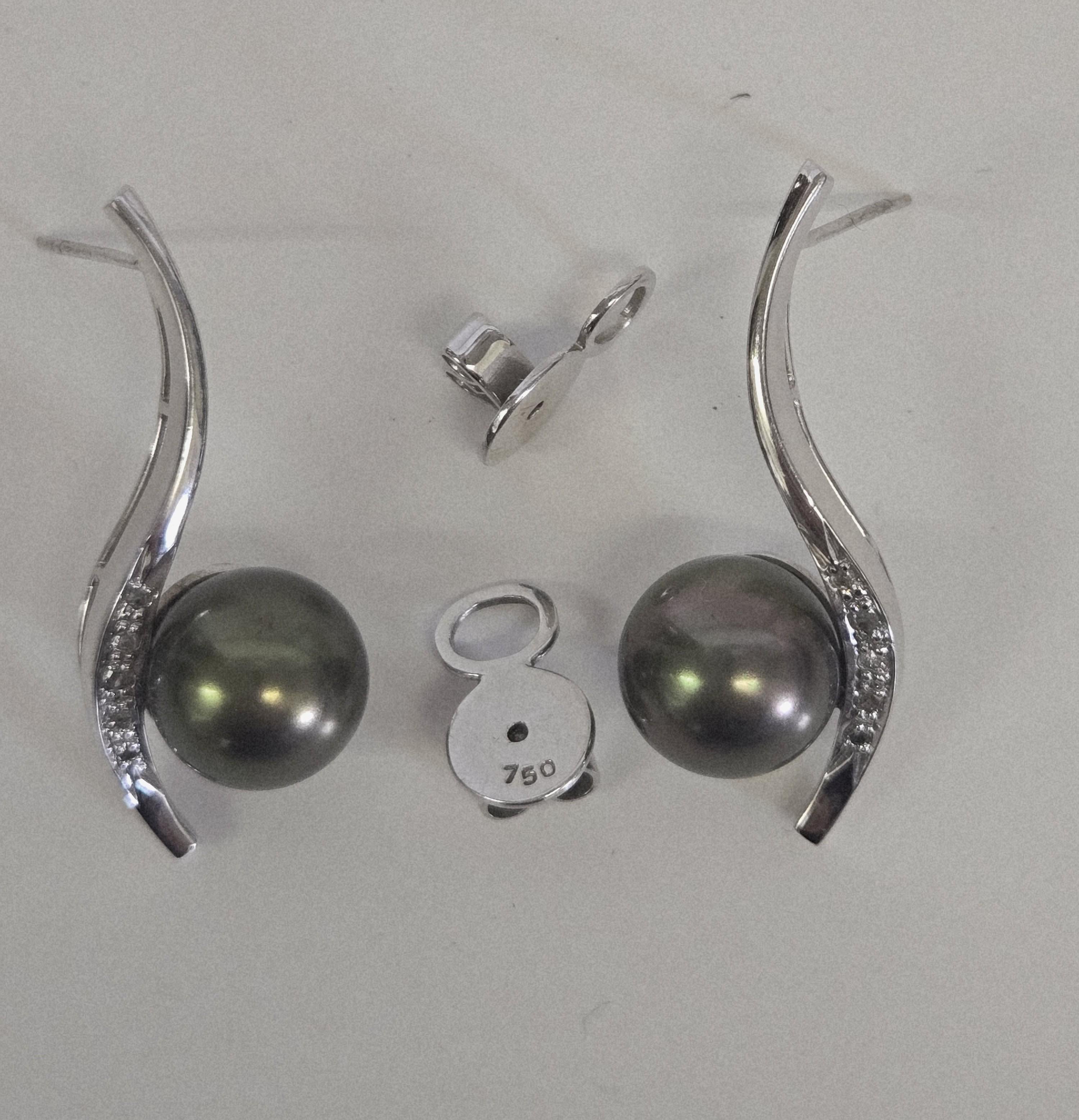 Orecchini in oro bianco 18 carati con perle nere stile Tahiti e diamanti in vendita 2